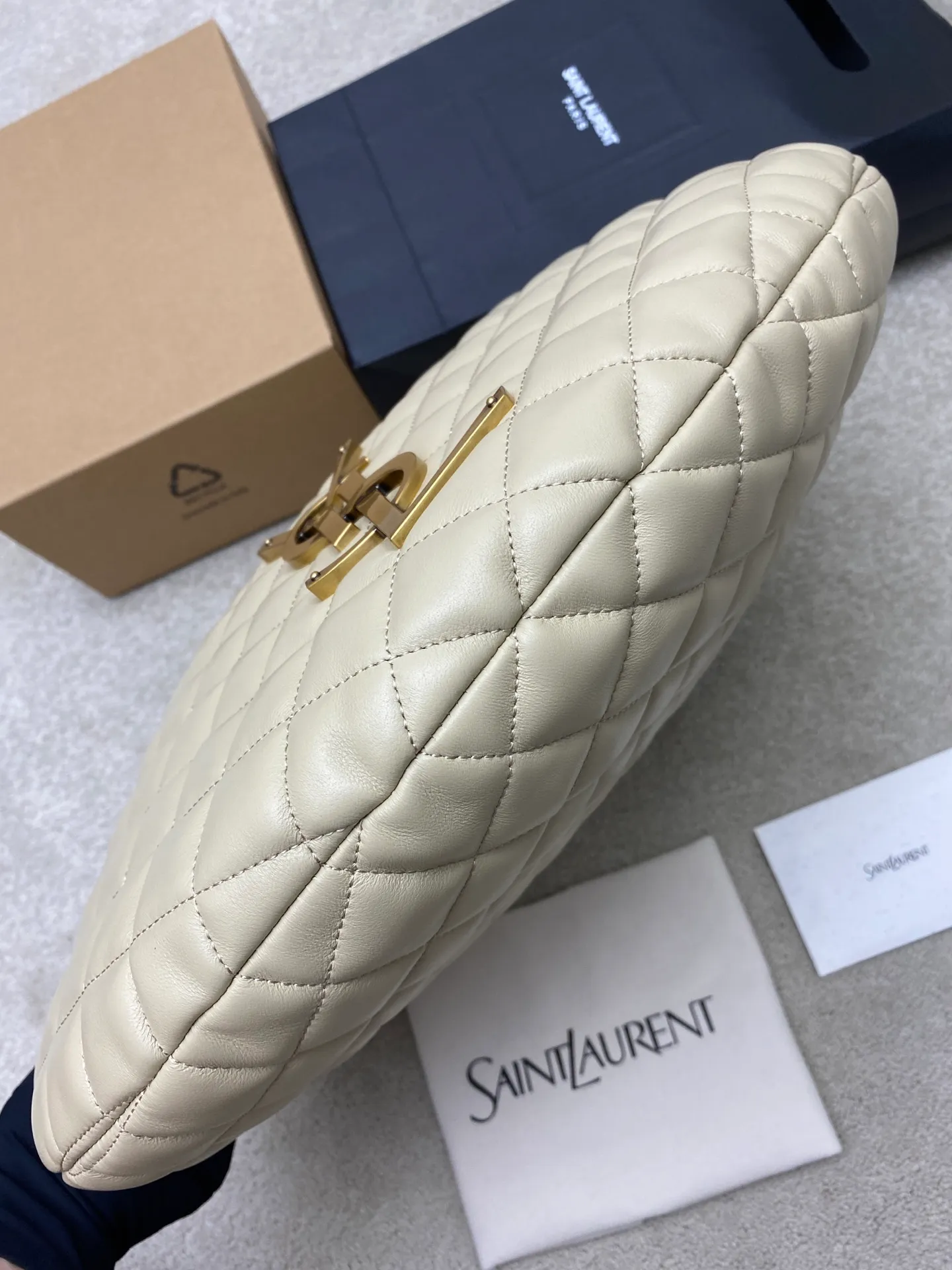 Light apricot sheepskin/gold 🌈New ICARE baby nappa sheepskin handbag The much-anticipated croissant-shaped bag 🥐 makes its debut, embellished with the iconic metal logo, perfectly combining retro and modern feel, making it one of the most anticipated It Bags this season. Whether it's for daily outings or night parties, this bag can be easily carried! 202501050 Model: 858160 [Original leather] Size: 47x35x15 [This size does not come with packaging]
