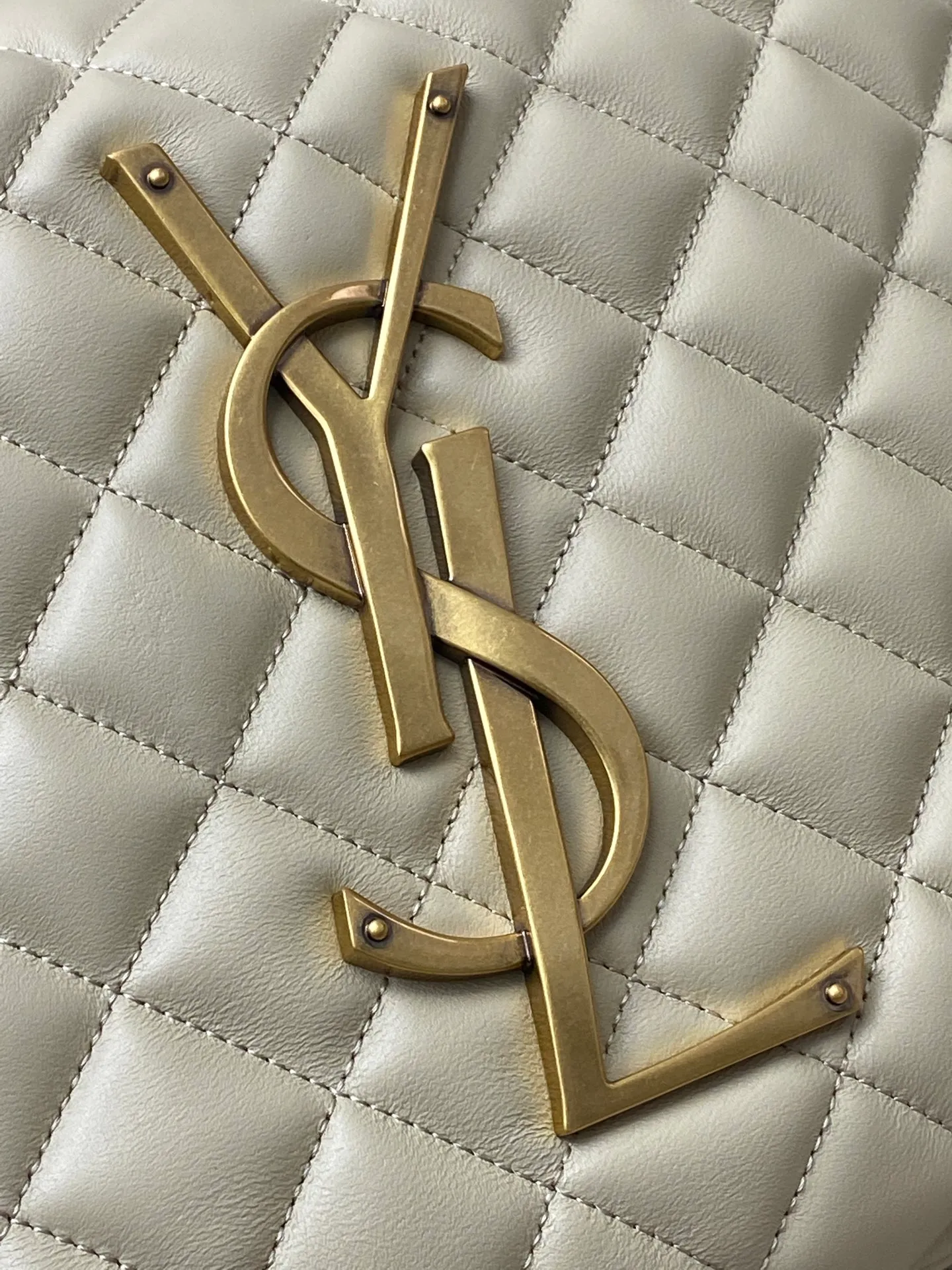 Light apricot sheepskin/gold 🌈New ICARE baby nappa sheepskin handbag The much-anticipated croissant-shaped bag 🥐 makes its debut, embellished with the iconic metal logo, perfectly combining retro and modern feel, making it one of the most anticipated It Bags this season. Whether it's for daily outings or night parties, this bag can be easily carried! 202501050 Model: 858160 [Original leather] Size: 47x35x15 [This size does not come with packaging]