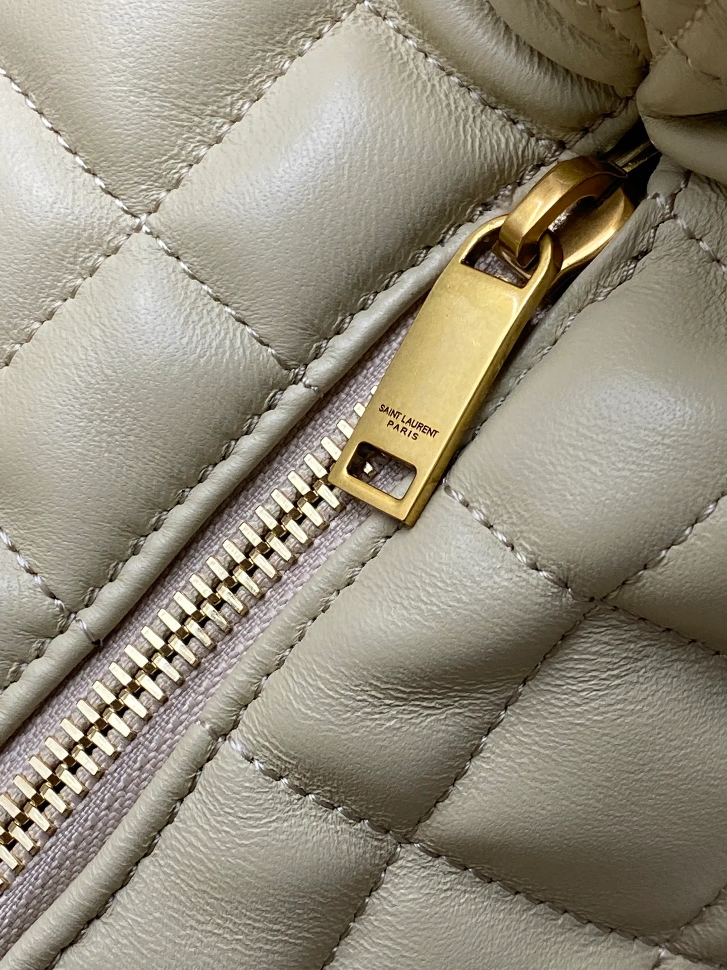 Light apricot sheepskin/gold 🌈New ICARE baby nappa sheepskin handbag The much-anticipated croissant-shaped bag 🥐 makes its debut, embellished with the iconic metal logo, perfectly combining retro and modern feel, making it one of the most anticipated It Bags this season. Whether it's for daily outings or night parties, this bag can be easily carried! 202501050 Model: 858160 [Original leather] Size: 47x35x15 [This size does not come with packaging]