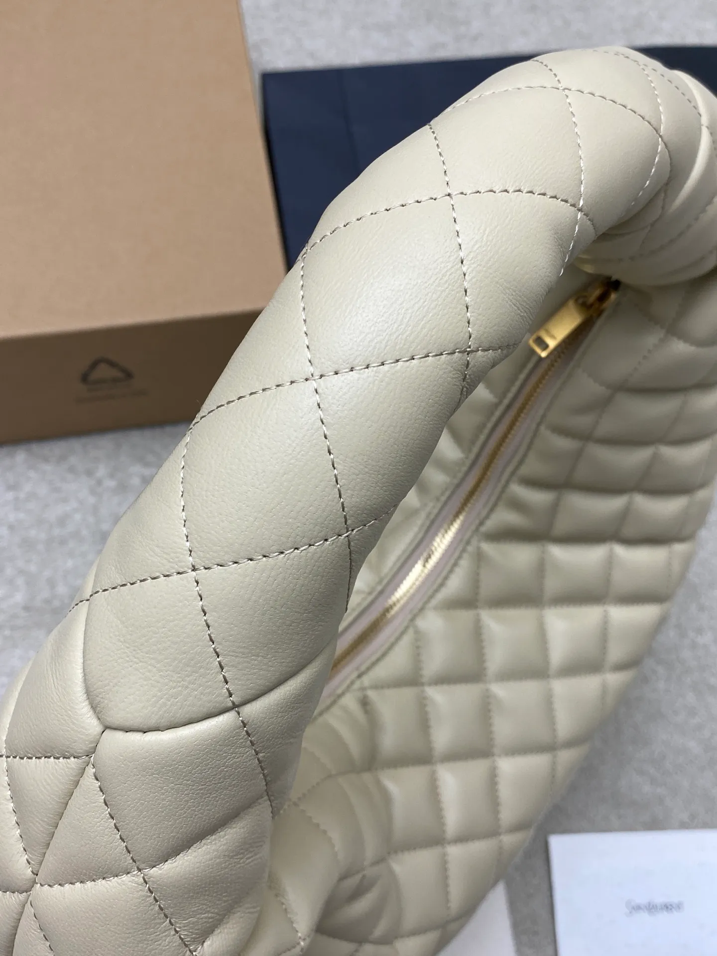 Light apricot sheepskin/gold 🌈New ICARE baby nappa sheepskin handbag The much-anticipated croissant-shaped bag 🥐 makes its debut, embellished with the iconic metal logo, perfectly combining retro and modern feel, making it one of the most anticipated It Bags this season. Whether it's for daily outings or night parties, this bag can be easily carried! 202501050 Model: 858160 [Original leather] Size: 47x35x15 [This size does not come with packaging]