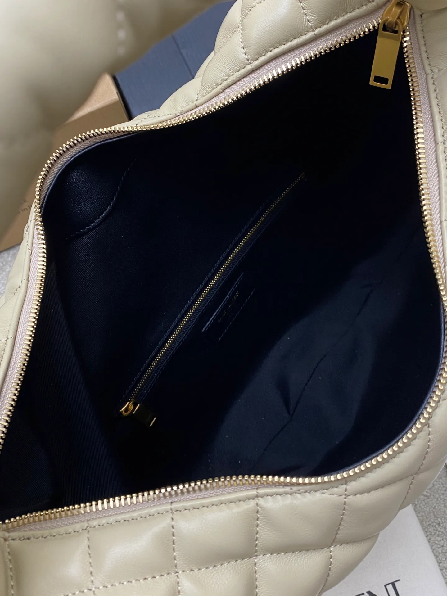 Light apricot sheepskin/gold 🌈New ICARE baby nappa sheepskin handbag The much-anticipated croissant-shaped bag 🥐 makes its debut, embellished with the iconic metal logo, perfectly combining retro and modern feel, making it one of the most anticipated It Bags this season. Whether it's for daily outings or night parties, this bag can be easily carried! 202501050 Model: 858160 [Original leather] Size: 47x35x15 [This size does not come with packaging]