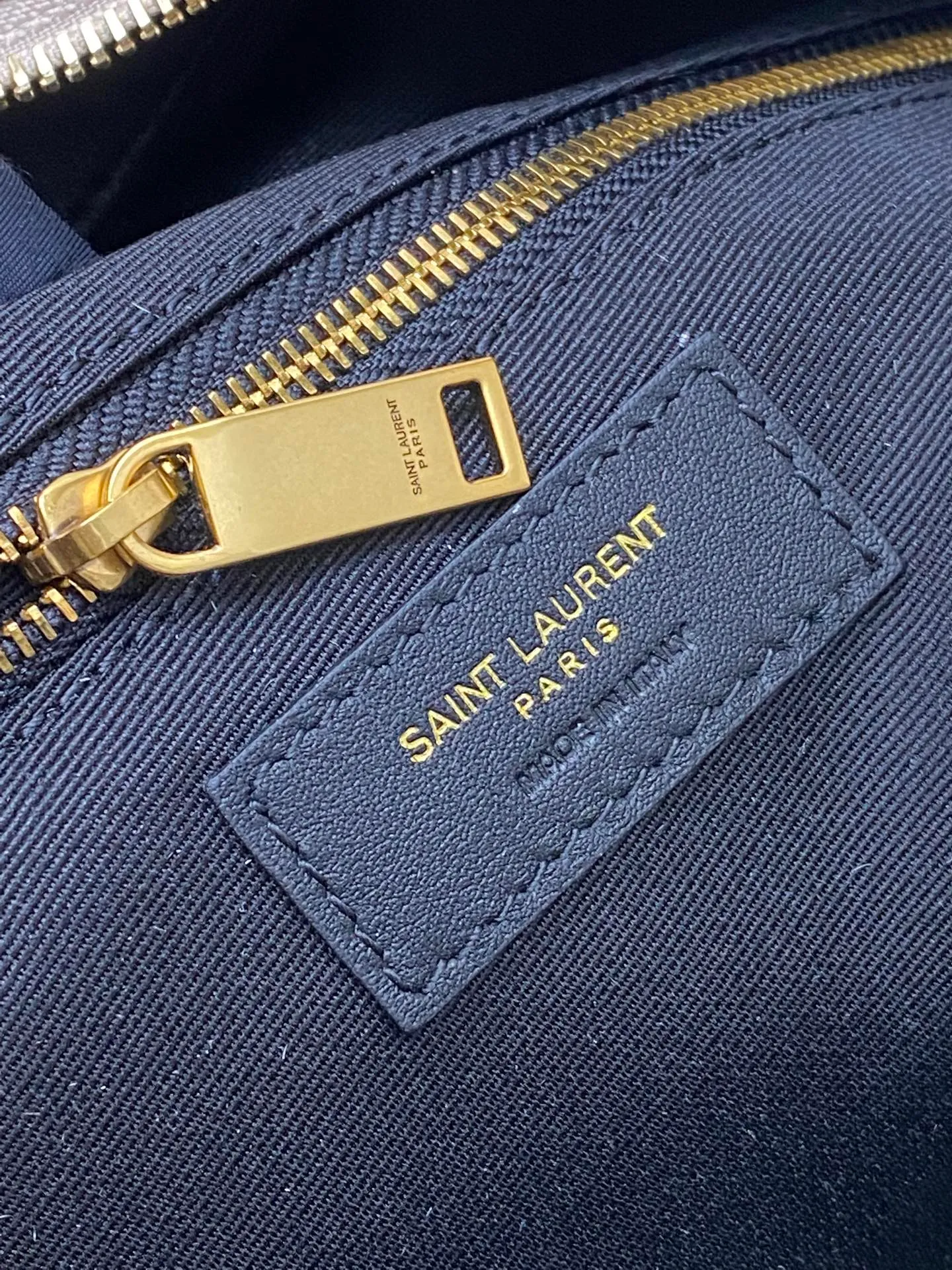 Light apricot sheepskin/gold 🌈New ICARE baby nappa sheepskin handbag The much-anticipated croissant-shaped bag 🥐 makes its debut, embellished with the iconic metal logo, perfectly combining retro and modern feel, making it one of the most anticipated It Bags this season. Whether it's for daily outings or night parties, this bag can be easily carried! 202501050 Model: 858160 [Original leather] Size: 47x35x15 [This size does not come with packaging]