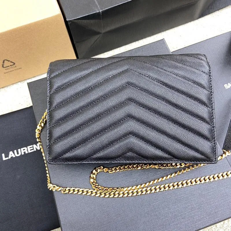 Black ball pattern leather/gold 🌈woc small envelope bag original leather version👍 Speaking of envelope bags, this one from the Y family must have a name! The entire bag is made of original caviar cowhide, with a three-dimensional shape and a comfortable feel! The detachable shoulder strap design enriches the versatility of the bag. The shoulder strap can be removed and used directly as a handbag & evening bag. It has multiple built-in card slots, which is extremely practical. You can bring your mobile phone and cards with you when you go out, and it can take you around the world easily‼ ️20210550 Model: 441974 [original leather] Size: 19*11.5*4cm