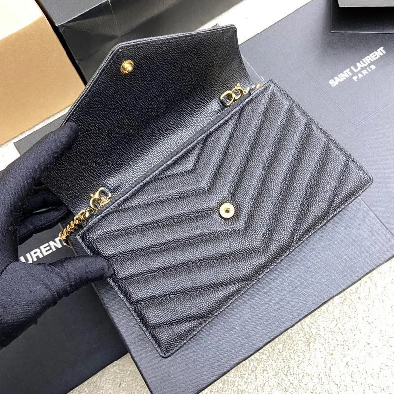 Black ball pattern leather/gold 🌈woc small envelope bag original leather version👍 Speaking of envelope bags, this one from the Y family must have a name! The entire bag is made of original caviar cowhide, with a three-dimensional shape and a comfortable feel! The detachable shoulder strap design enriches the versatility of the bag. The shoulder strap can be removed and used directly as a handbag & evening bag. It has multiple built-in card slots, which is extremely practical. You can bring your mobile phone and cards with you when you go out, and it can take you around the world easily‼ ️20210550 Model: 441974 [original leather] Size: 19*11.5*4cm