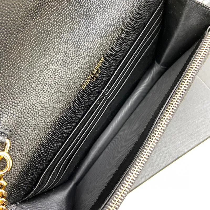 Black ball pattern leather/gold 🌈woc small envelope bag original leather version👍 Speaking of envelope bags, this one from the Y family must have a name! The entire bag is made of original caviar cowhide, with a three-dimensional shape and a comfortable feel! The detachable shoulder strap design enriches the versatility of the bag. The shoulder strap can be removed and used directly as a handbag & evening bag. It has multiple built-in card slots, which is extremely practical. You can bring your mobile phone and cards with you when you go out, and it can take you around the world easily‼ ️20210550 Model: 441974 [original leather] Size: 19*11.5*4cm