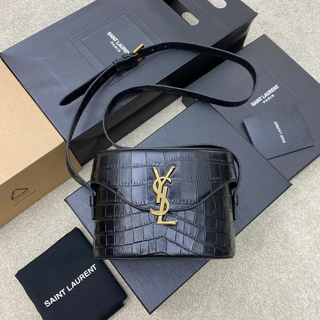 💰1500 Black crocodile/gold buckle 🌈2023 autumn and winter new JUNE quilted crocodile pattern cow leather box-shaped box bag, with front flap, fixed barrel design, extremely complicated handwork, with YSL letter swirl design and diamond pattern quilted overlock seams. Fashion is really reincarnation, the new small box bag gives people a bright retro look👍20220750 Model: 710080 [original leather] Size: 19x15x8cm