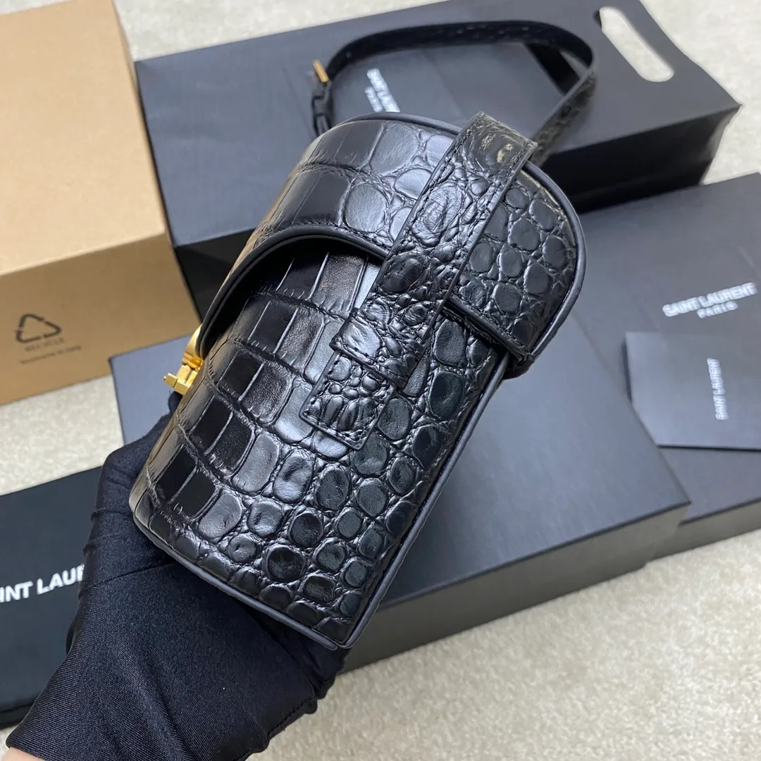 💰1500 Black crocodile/gold buckle 🌈2023 autumn and winter new JUNE quilted crocodile pattern cow leather box-shaped box bag, with front flap, fixed barrel design, extremely complicated handwork, with YSL letter swirl design and diamond pattern quilted overlock seams. Fashion is really reincarnation, the new small box bag gives people a bright retro look👍20220750 Model: 710080 [original leather] Size: 19x15x8cm