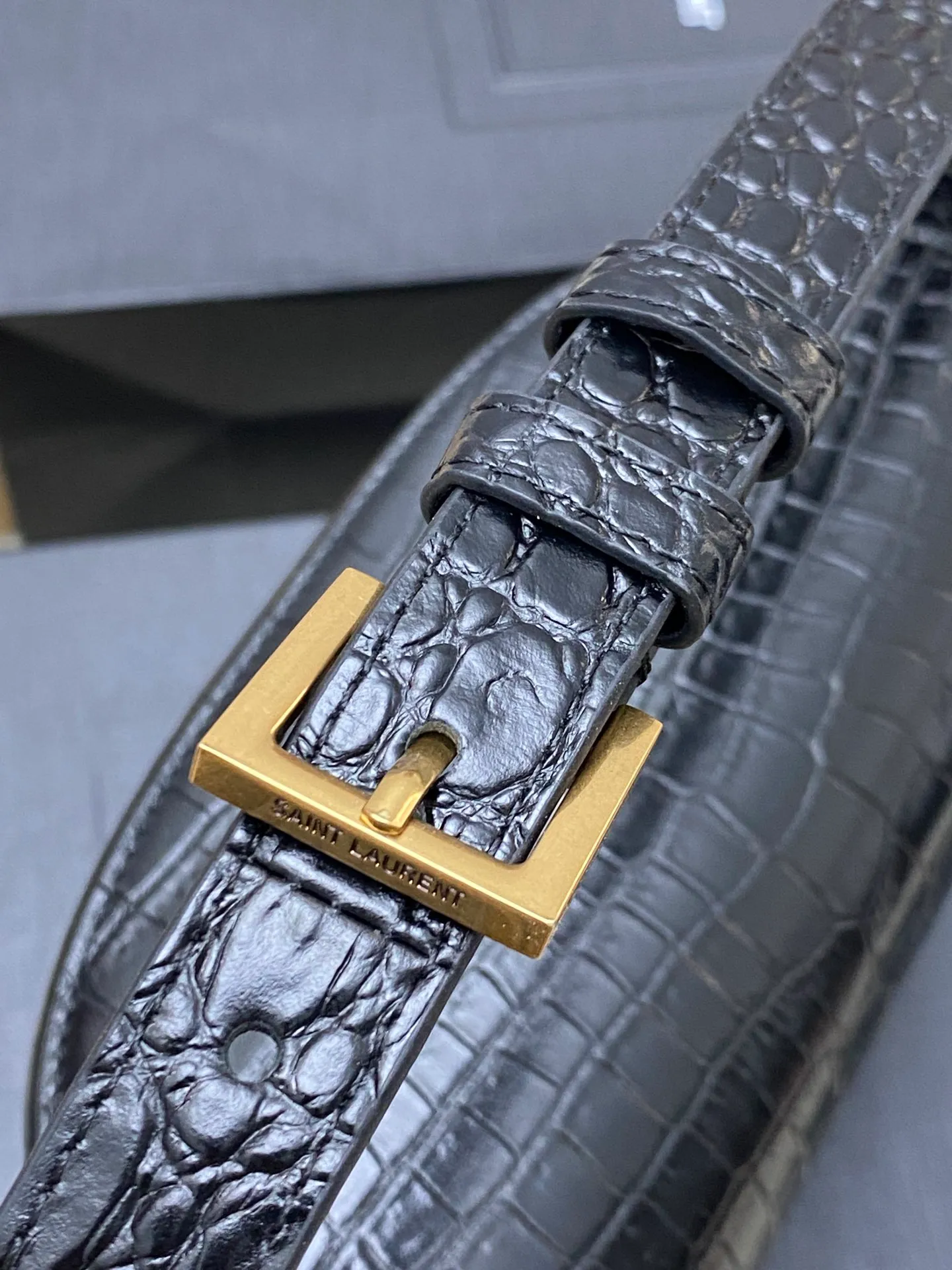 💰1500 Black crocodile/gold buckle 🌈2023 autumn and winter new JUNE quilted crocodile pattern cow leather box-shaped box bag, with front flap, fixed barrel design, extremely complicated handwork, with YSL letter swirl design and diamond pattern quilted overlock seams. Fashion is really reincarnation, the new small box bag gives people a bright retro look👍20220750 Model: 710080 [original leather] Size: 19x15x8cm