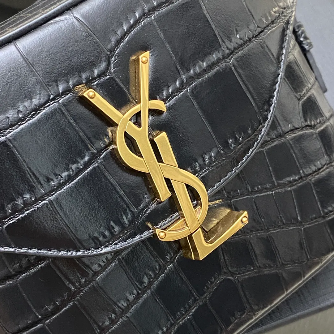 💰1500 Black crocodile/gold buckle 🌈2023 autumn and winter new JUNE quilted crocodile pattern cow leather box-shaped box bag, with front flap, fixed barrel design, extremely complicated handwork, with YSL letter swirl design and diamond pattern quilted overlock seams. Fashion is really reincarnation, the new small box bag gives people a bright retro look👍20220750 Model: 710080 [original leather] Size: 19x15x8cm