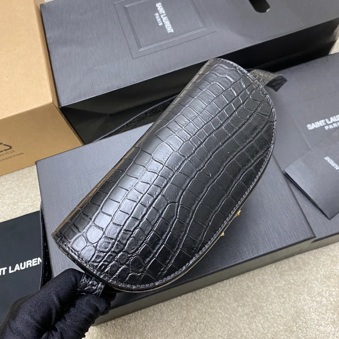 💰1500 Black crocodile/gold buckle 🌈2023 autumn and winter new JUNE quilted crocodile pattern cow leather box-shaped box bag, with front flap, fixed barrel design, extremely complicated handwork, with YSL letter swirl design and diamond pattern quilted overlock seams. Fashion is really reincarnation, the new small box bag gives people a bright retro look👍20220750 Model: 710080 [original leather] Size: 19x15x8cm