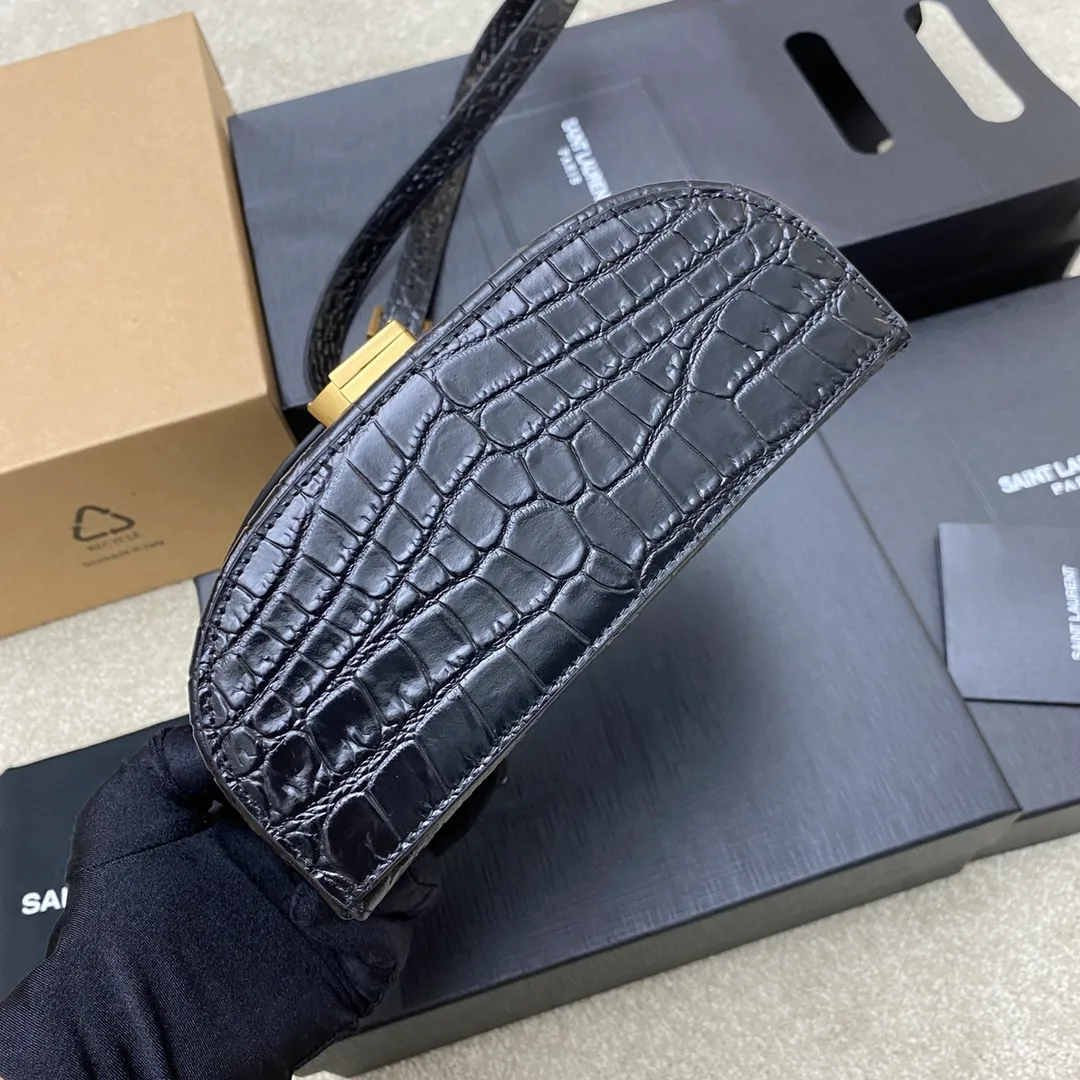 💰1500 Black crocodile/gold buckle 🌈2023 autumn and winter new JUNE quilted crocodile pattern cow leather box-shaped box bag, with front flap, fixed barrel design, extremely complicated handwork, with YSL letter swirl design and diamond pattern quilted overlock seams. Fashion is really reincarnation, the new small box bag gives people a bright retro look👍20220750 Model: 710080 [original leather] Size: 19x15x8cm