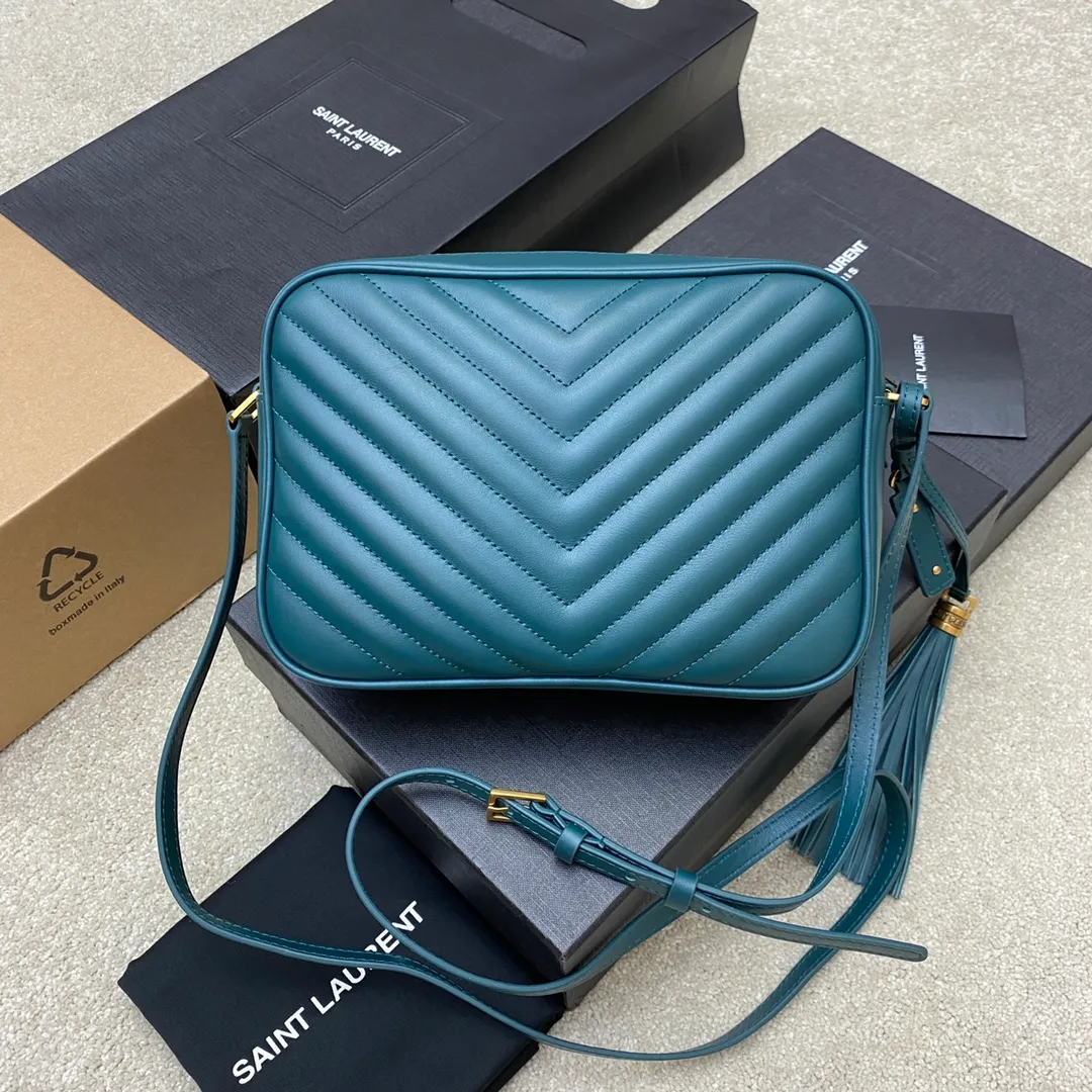 Turquoise green plain leather/gold 🌈The popular Y family LOU BAG camera bag is super lightweight and has an amazing capacity👍original ZP leather‼ ️Delicate and high-end, the leather feels super good👍The simple bag body is embellished with Y’s classic logo, the shoulder straps can be adjusted, and the tassel pendant can be removed, making it lightweight and versatile! 20220680 Model: 505730 [original leather] Size: 23*16*6cm