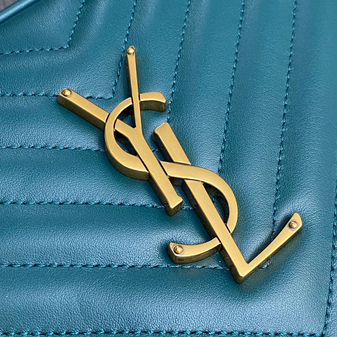 Turquoise green plain leather/gold 🌈The popular Y family LOU BAG camera bag is super lightweight and has an amazing capacity👍original ZP leather‼ ️Delicate and high-end, the leather feels super good👍The simple bag body is embellished with Y’s classic logo, the shoulder straps can be adjusted, and the tassel pendant can be removed, making it lightweight and versatile! 20220680 Model: 505730 [original leather] Size: 23*16*6cm