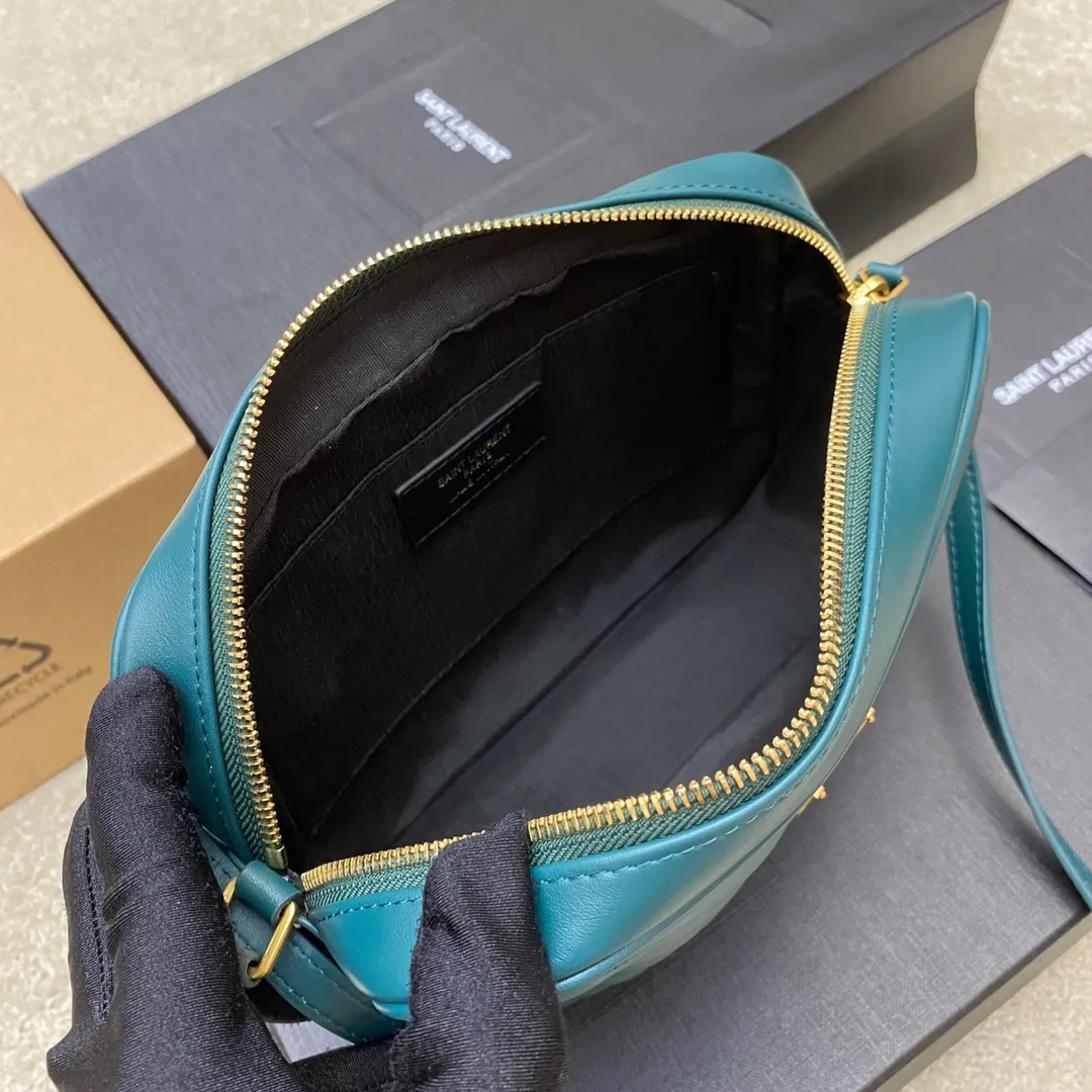 Turquoise green plain leather/gold 🌈The popular Y family LOU BAG camera bag is super lightweight and has an amazing capacity👍original ZP leather‼ ️Delicate and high-end, the leather feels super good👍The simple bag body is embellished with Y’s classic logo, the shoulder straps can be adjusted, and the tassel pendant can be removed, making it lightweight and versatile! 20220680 Model: 505730 [original leather] Size: 23*16*6cm