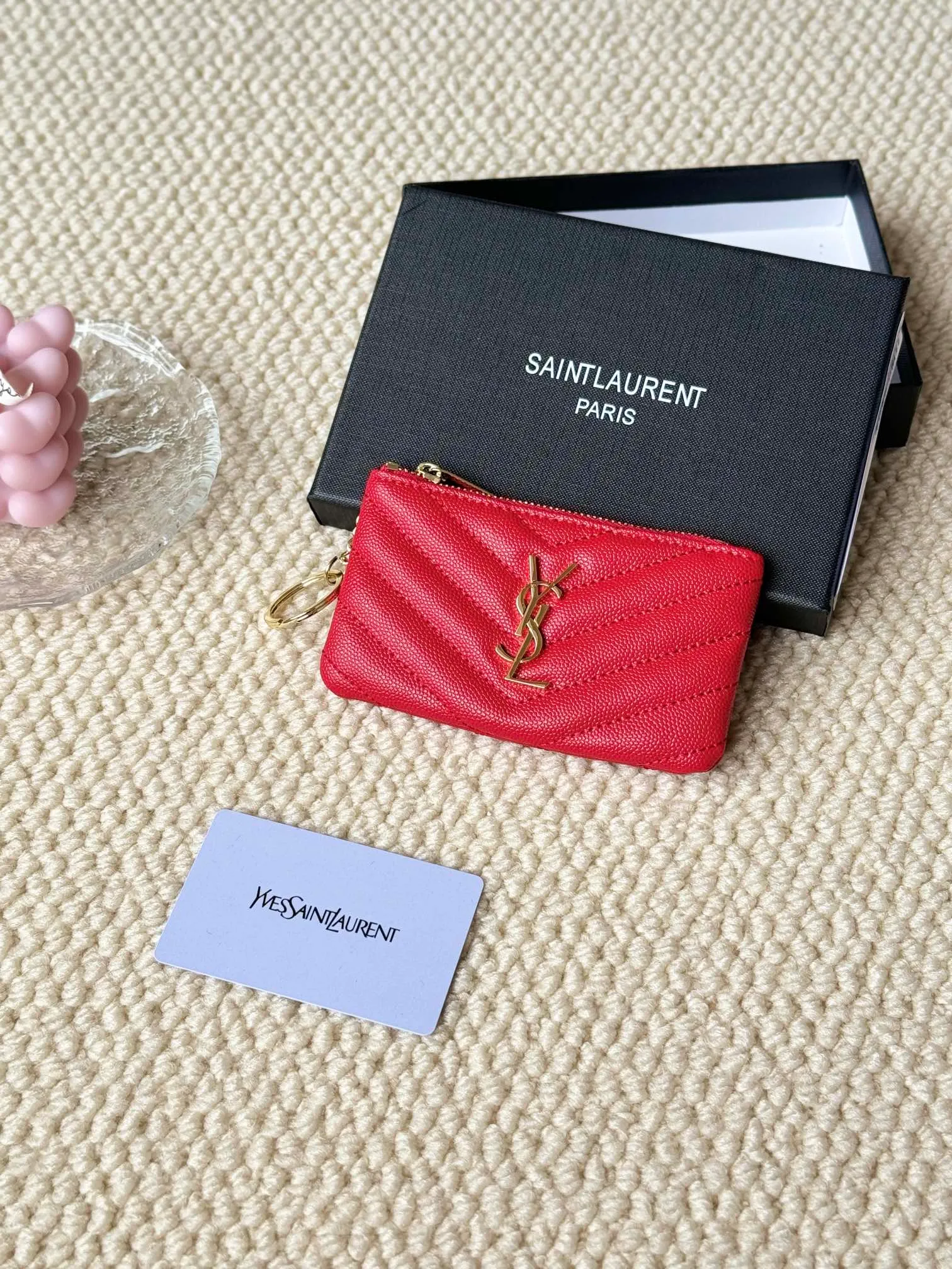 💰140 The first key bag in the ysl series, a V-shaped chain bag, matching key ring, grosgrain lining, and exquisite hardware make this small leather bag particularly good. It can be used as a key bag or coin purse, suitable for men and women. Great for giving as a gift or for personal use! Style number: 438386 Size: 13x7.5x2cm