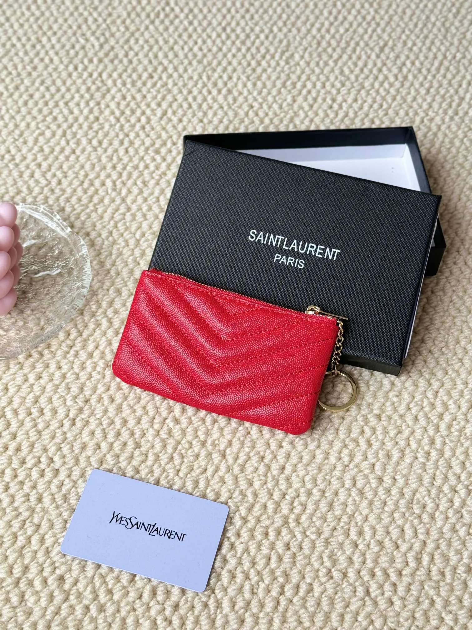 💰140 The first key bag in the ysl series, a V-shaped chain bag, matching key ring, grosgrain lining, and exquisite hardware make this small leather bag particularly good. It can be used as a key bag or coin purse, suitable for men and women. Great for giving as a gift or for personal use! Style number: 438386 Size: 13x7.5x2cm