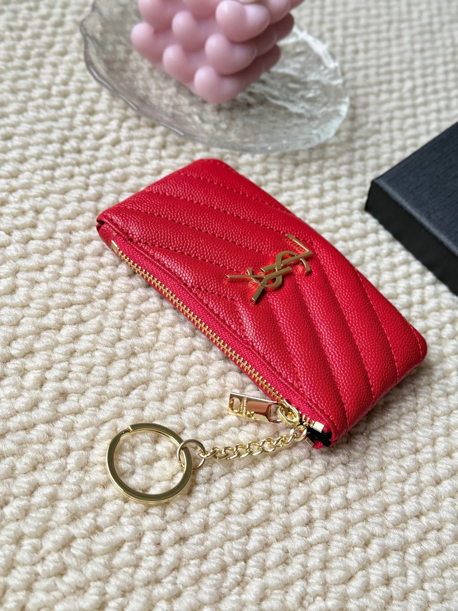 💰140 The first key bag in the ysl series, a V-shaped chain bag, matching key ring, grosgrain lining, and exquisite hardware make this small leather bag particularly good. It can be used as a key bag or coin purse, suitable for men and women. Great for giving as a gift or for personal use! Style number: 438386 Size: 13x7.5x2cm