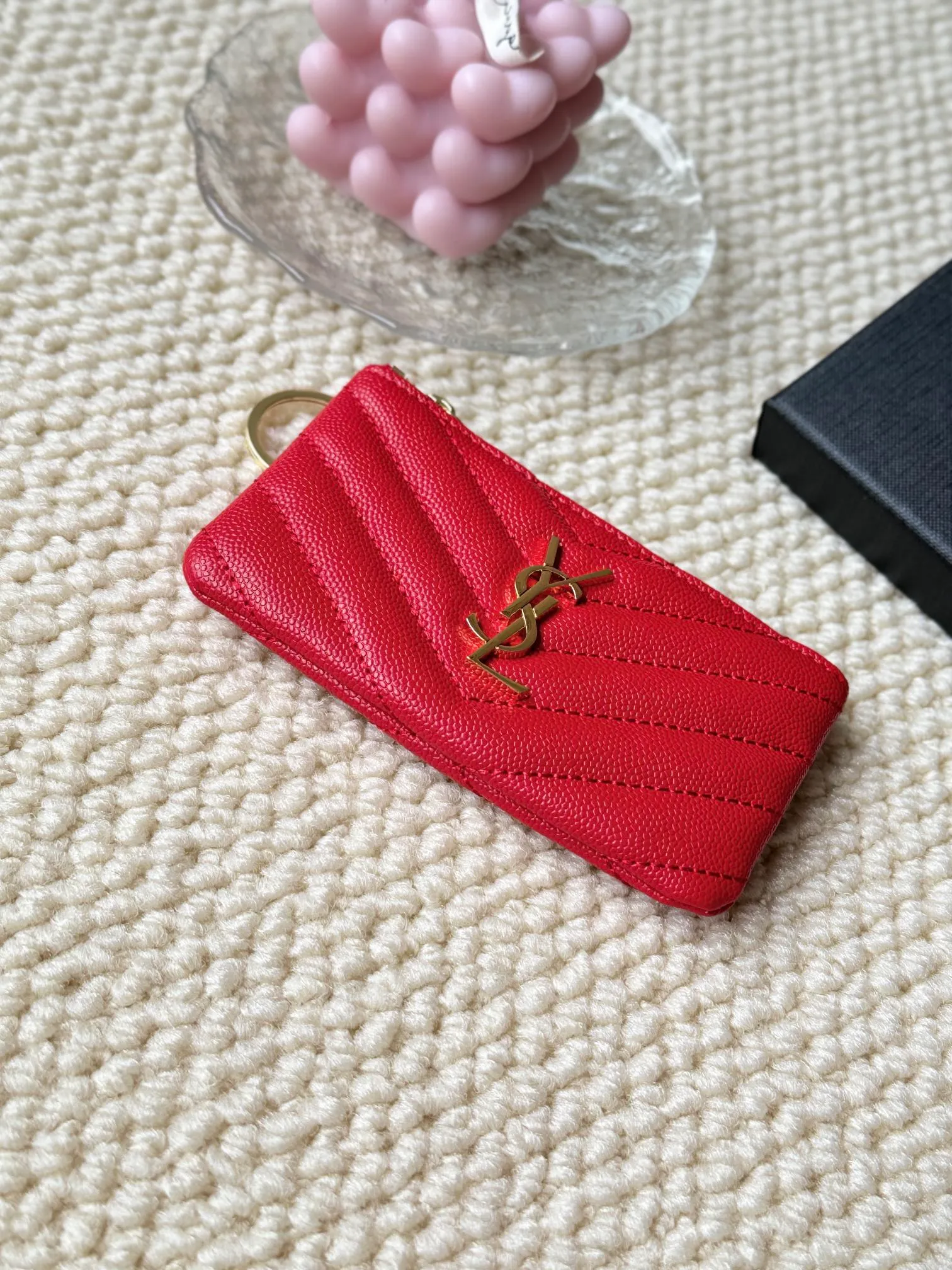 💰140 The first key bag in the ysl series, a V-shaped chain bag, matching key ring, grosgrain lining, and exquisite hardware make this small leather bag particularly good. It can be used as a key bag or coin purse, suitable for men and women. Great for giving as a gift or for personal use! Style number: 438386 Size: 13x7.5x2cm