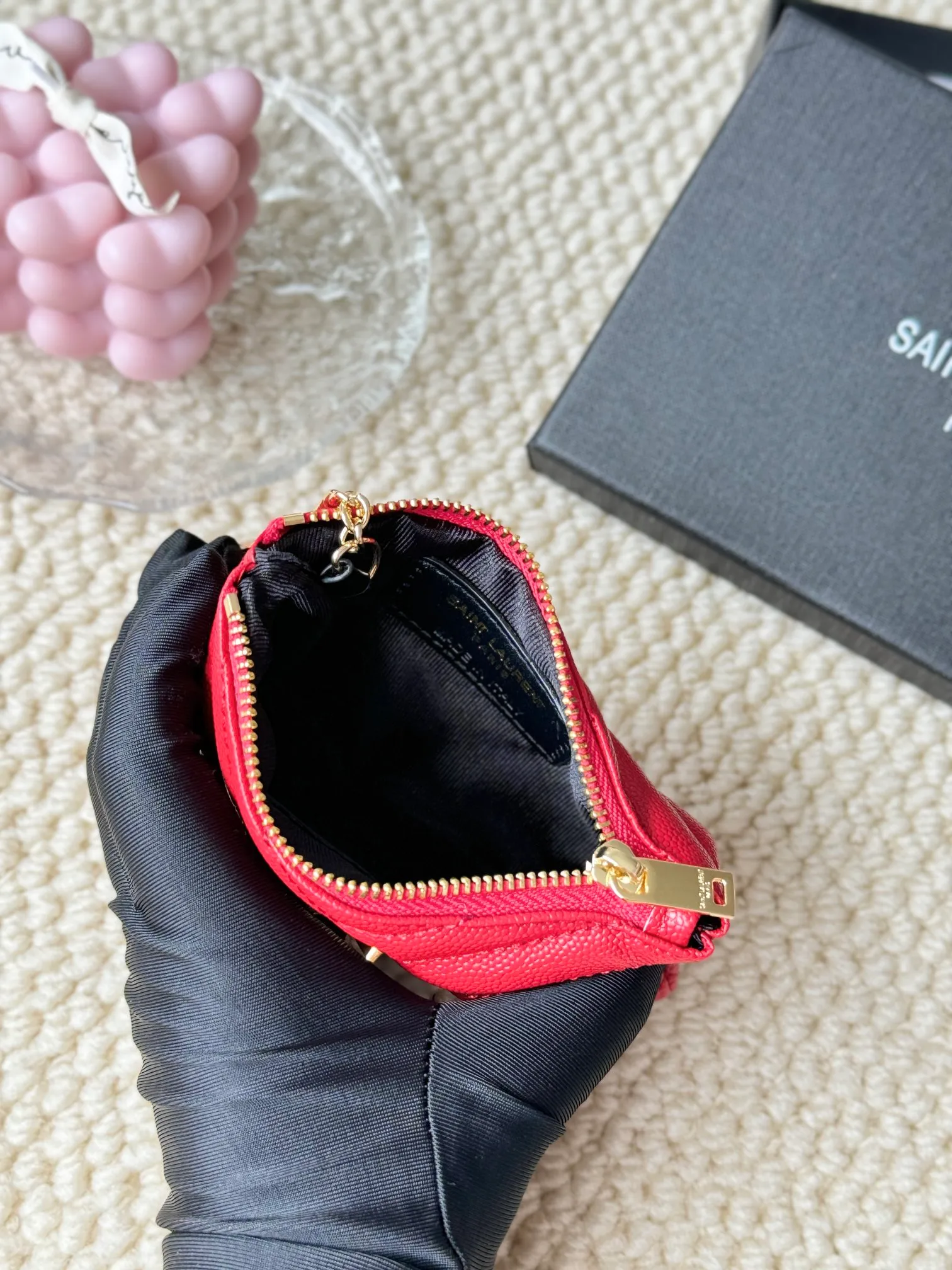 💰140 The first key bag in the ysl series, a V-shaped chain bag, matching key ring, grosgrain lining, and exquisite hardware make this small leather bag particularly good. It can be used as a key bag or coin purse, suitable for men and women. Great for giving as a gift or for personal use! Style number: 438386 Size: 13x7.5x2cm