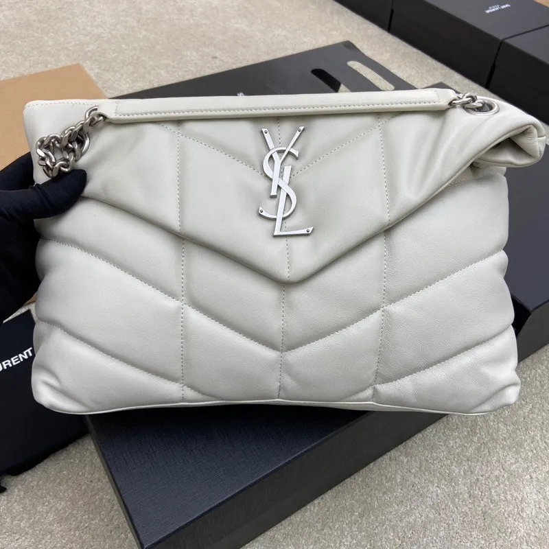 White sheepskin/silver hardware 🌈𝑳𝑶𝑼𝑳𝑶𝑼 𝑷𝑼𝑭𝑭𝑬𝑹 Large quilted lambskin bag, made of genuine genuine leather, feels soft and delicate, like embracing clouds☁️✨The classic Y family logo, chain and buttonhole hardware are all made of Barkin matte silver hardware. The opening of the bag is folded and sealed with a magnetic snap buckle, which has first-class sealing and safety👍20210900 Size: 35*23*13.5cm Model: 577475 [original leather]