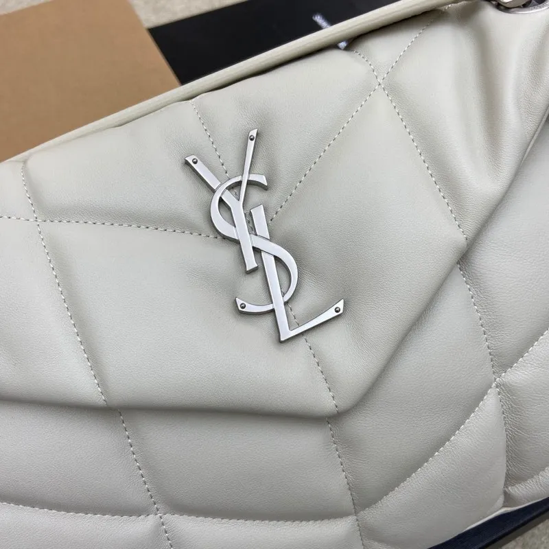 White sheepskin/silver hardware 🌈𝑳𝑶𝑼𝑳𝑶𝑼 𝑷𝑼𝑭𝑭𝑬𝑹 Large quilted lambskin bag, made of genuine genuine leather, feels soft and delicate, like embracing clouds☁️✨The classic Y family logo, chain and buttonhole hardware are all made of Barkin matte silver hardware. The opening of the bag is folded and sealed with a magnetic snap buckle, which has first-class sealing and safety👍20210900 Size: 35*23*13.5cm Model: 577475 [original leather]