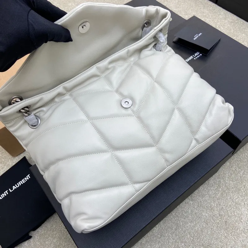 White sheepskin/silver hardware 🌈𝑳𝑶𝑼𝑳𝑶𝑼 𝑷𝑼𝑭𝑭𝑬𝑹 Large quilted lambskin bag, made of genuine genuine leather, feels soft and delicate, like embracing clouds☁️✨The classic Y family logo, chain and buttonhole hardware are all made of Barkin matte silver hardware. The opening of the bag is folded and sealed with a magnetic snap buckle, which has first-class sealing and safety👍20210900 Size: 35*23*13.5cm Model: 577475 [original leather]