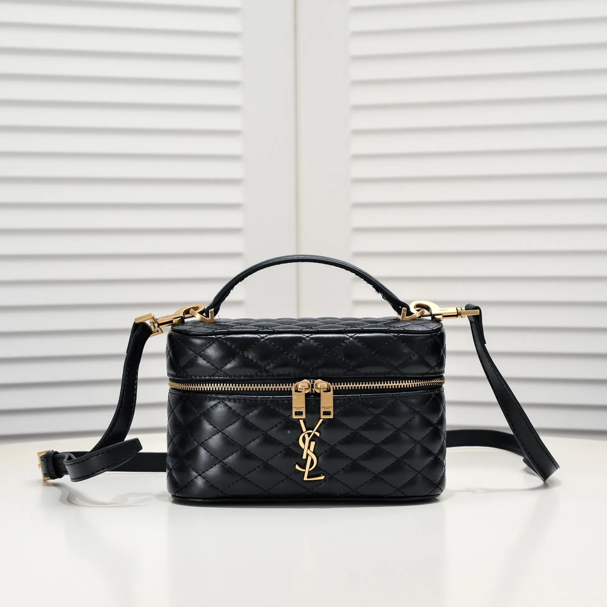 💰380￥Yves Saint Laurent 24 Early Spring Series GABY VANITY BAG mini cow leather shoulder strap clutch, wrap-around zipper clutch, decorated with LE CASSANDRE and diamond quilted overlock seams. The small gaby with sheepskin texture is also the same style as ROSE. It has a large space and can be carried on the shoulder or cross-body. The box style is versatile and fashionable. Size: 18 X 11 X 6.5cm Color: black calfskin Model: 8029
