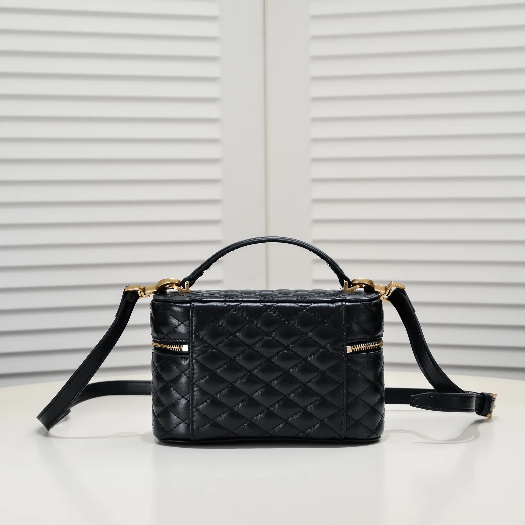 💰380￥Yves Saint Laurent 24 Early Spring Series GABY VANITY BAG mini cow leather shoulder strap clutch, wrap-around zipper clutch, decorated with LE CASSANDRE and diamond quilted overlock seams. The small gaby with sheepskin texture is also the same style as ROSE. It has a large space and can be carried on the shoulder or cross-body. The box style is versatile and fashionable. Size: 18 X 11 X 6.5cm Color: black calfskin Model: 8029