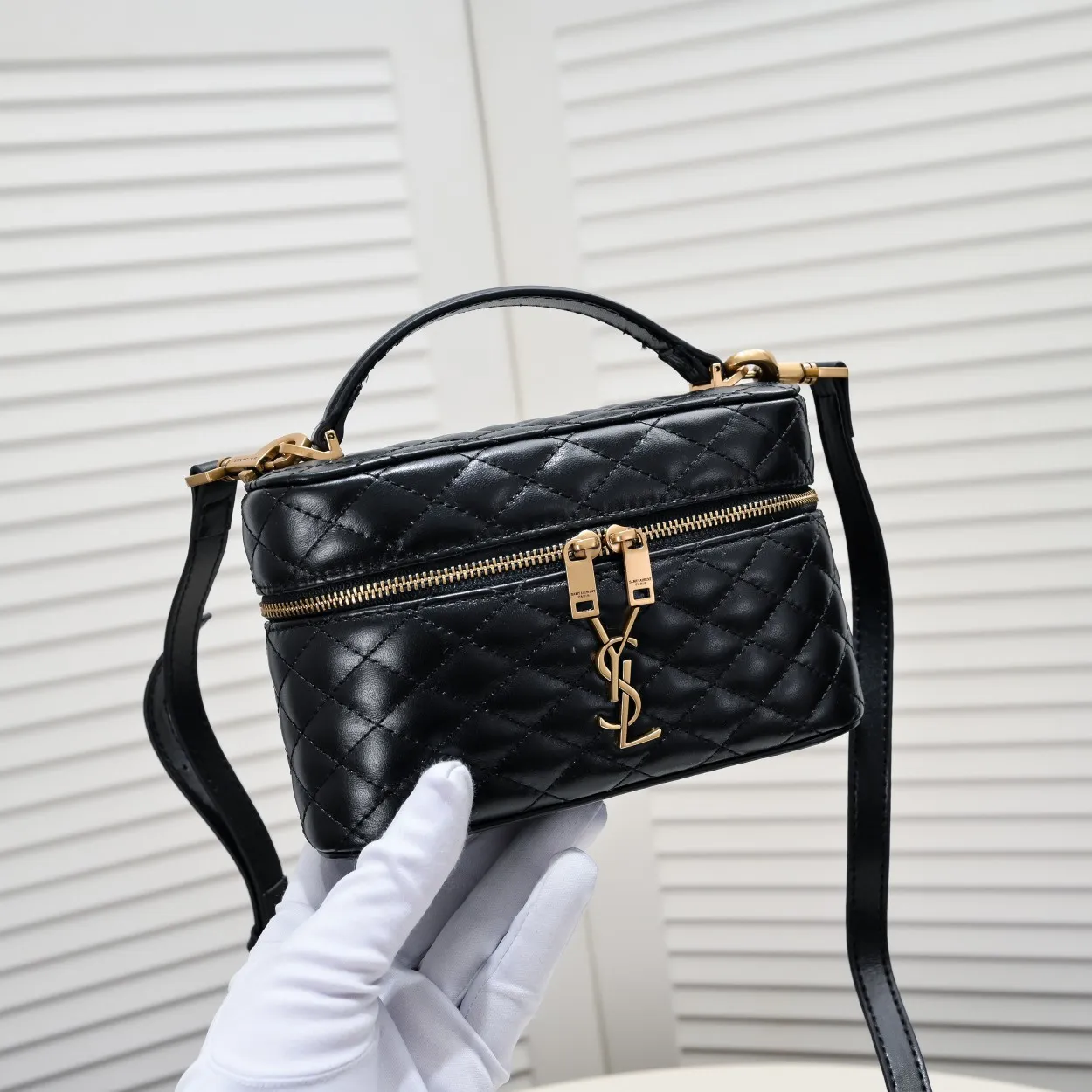 💰380￥Yves Saint Laurent 24 Early Spring Series GABY VANITY BAG mini cow leather shoulder strap clutch, wrap-around zipper clutch, decorated with LE CASSANDRE and diamond quilted overlock seams. The small gaby with sheepskin texture is also the same style as ROSE. It has a large space and can be carried on the shoulder or cross-body. The box style is versatile and fashionable. Size: 18 X 11 X 6.5cm Color: black calfskin Model: 8029