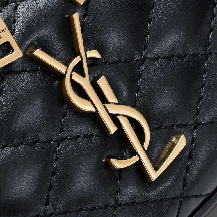 💰380￥Yves Saint Laurent 24 Early Spring Series GABY VANITY BAG mini cow leather shoulder strap clutch, wrap-around zipper clutch, decorated with LE CASSANDRE and diamond quilted overlock seams. The small gaby with sheepskin texture is also the same style as ROSE. It has a large space and can be carried on the shoulder or cross-body. The box style is versatile and fashionable. Size: 18 X 11 X 6.5cm Color: black calfskin Model: 8029