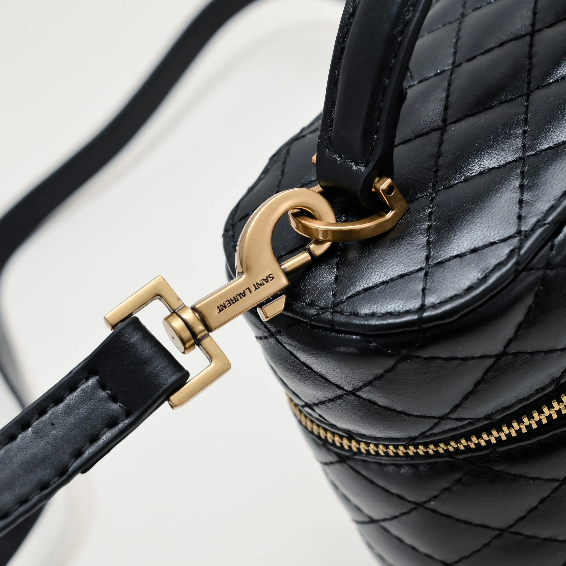 💰380￥Yves Saint Laurent 24 Early Spring Series GABY VANITY BAG mini cow leather shoulder strap clutch, wrap-around zipper clutch, decorated with LE CASSANDRE and diamond quilted overlock seams. The small gaby with sheepskin texture is also the same style as ROSE. It has a large space and can be carried on the shoulder or cross-body. The box style is versatile and fashionable. Size: 18 X 11 X 6.5cm Color: black calfskin Model: 8029