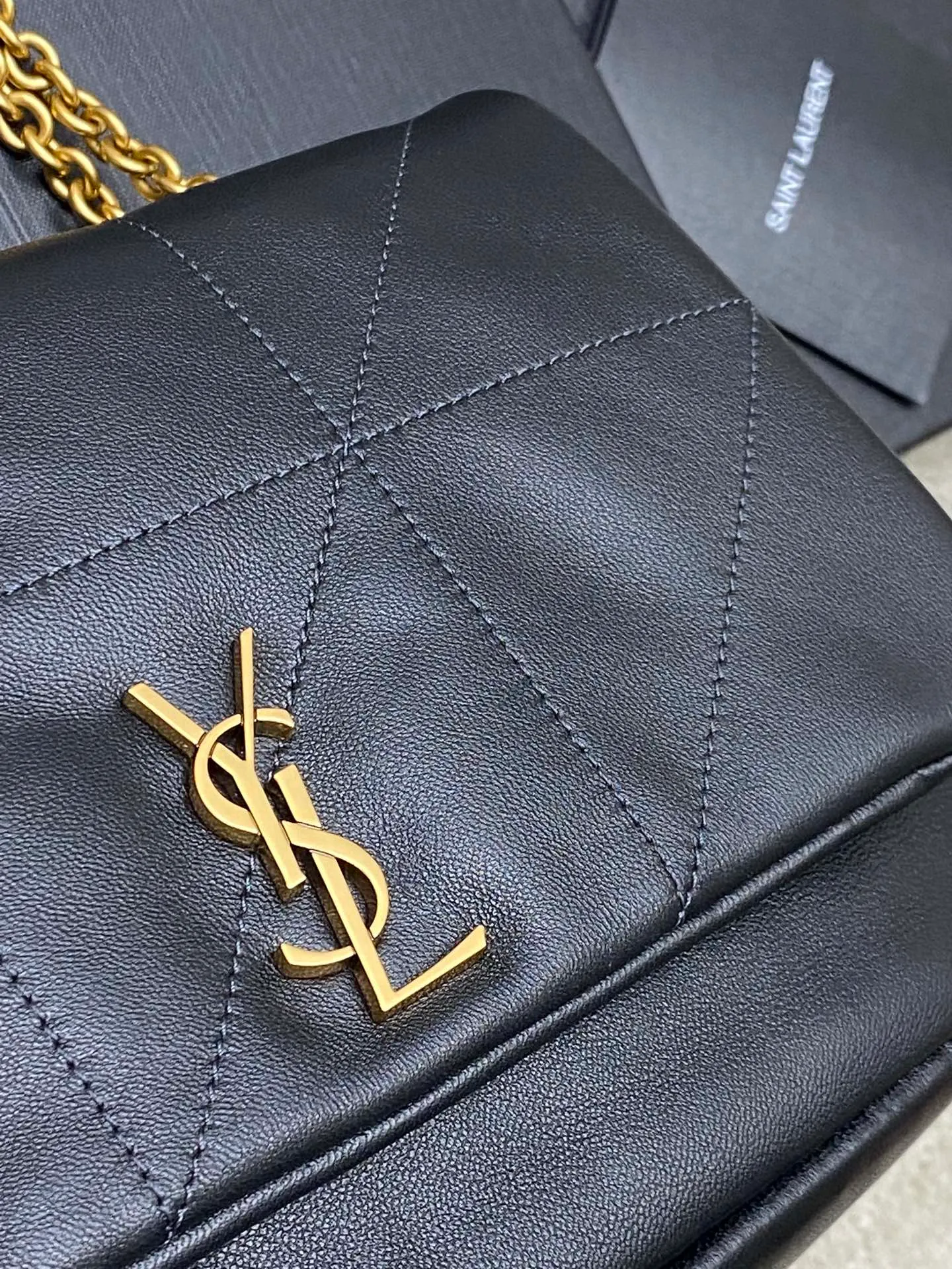 💰1760 black sheepskin/gold 🌈JAMIE 4.3 small original sheepskin handbag! Small bag in soft nappa leather with CARRE RIVE GAUCHE webbed topstitching. Lightweight and compact, with an adjustable sliding shoulder strap, it can be worn in a variety of ways. The bag is designed with a classic retro distressed version. It is very beautiful and fashionable, versatile for commuting, unexpectedly light and very practical! It can be carried by hand, carried on the shoulder or cross-body in various ways! An absolute must-have item! 20230880 Model: 763475 [original leather] Size: 26×15×7cm
