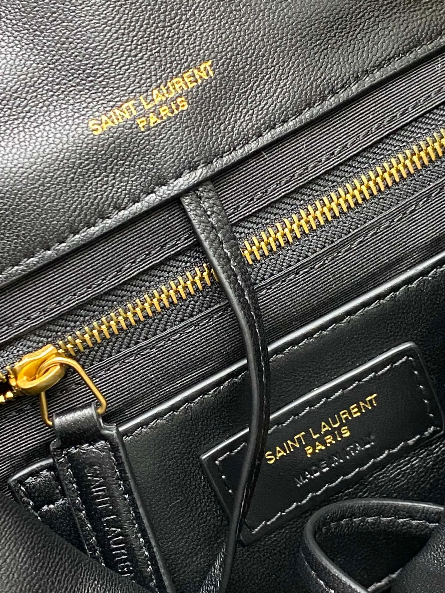 💰1760 black sheepskin/gold 🌈JAMIE 4.3 small original sheepskin handbag! Small bag in soft nappa leather with CARRE RIVE GAUCHE webbed topstitching. Lightweight and compact, with an adjustable sliding shoulder strap, it can be worn in a variety of ways. The bag is designed with a classic retro distressed version. It is very beautiful and fashionable, versatile for commuting, unexpectedly light and very practical! It can be carried by hand, carried on the shoulder or cross-body in various ways! An absolute must-have item! 20230880 Model: 763475 [original leather] Size: 26×15×7cm