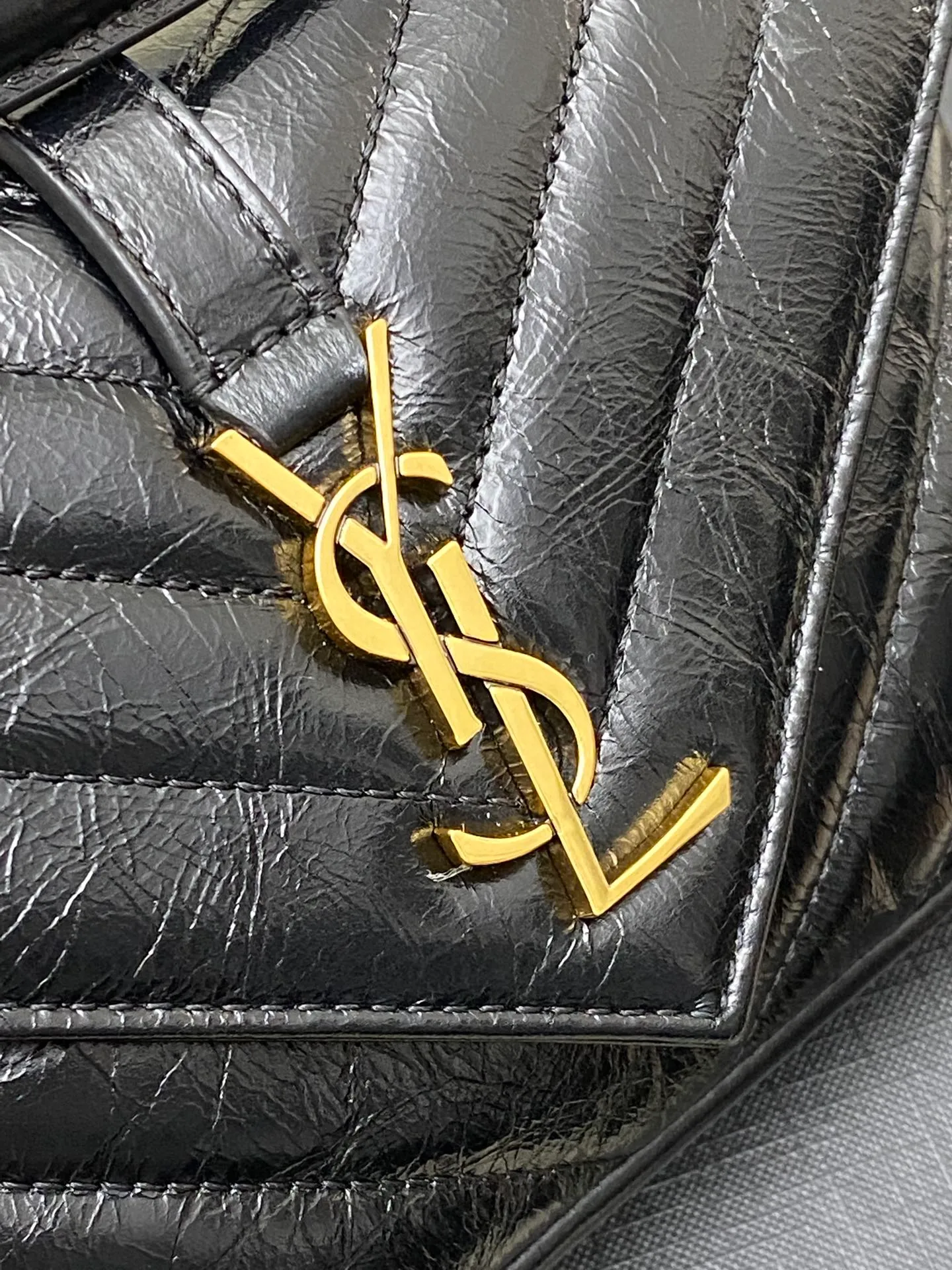💰1180 waxed black leather/antique gold 🌈New College glossy crackle mini messenger bag😘Multi-functional item equipped with top handle and detachable leather spliced ​​chain long shoulder strap, classic and more casual, with various concave shapes, recommended for everyone! The retro waxed leather is really super nice👍20230590 Style number: 779430 [original leather] Size: 20x13x3cm