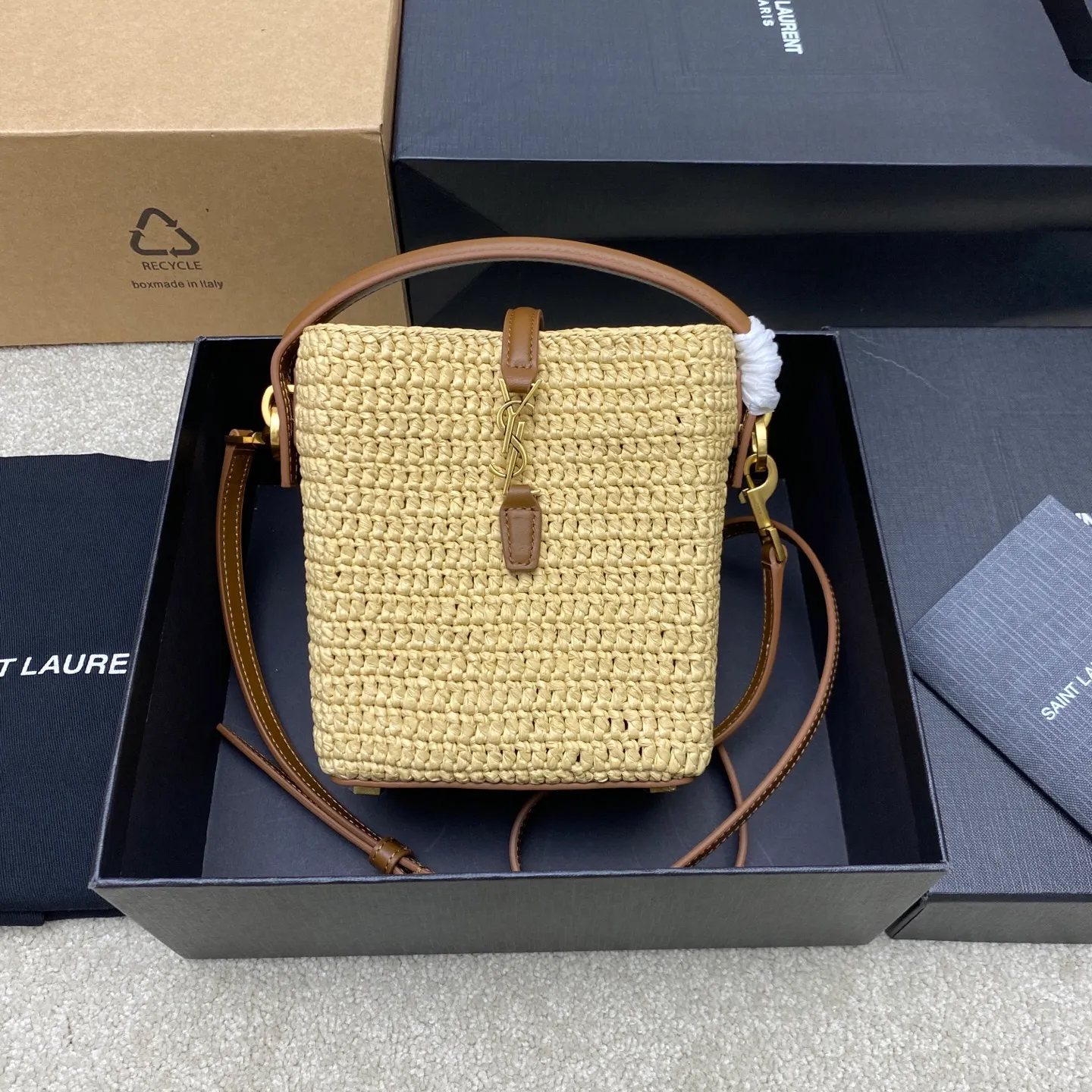 p1560 Premium Original Apricot Weave/Ancient Gold 🌈2025 LE37 woven bucket bag, spliced ​​with raffia and vegetable tanned leather, really beautiful😍Hawaiian style, ultimate relaxation! LOGO hardware hook buckle with raffia weaving is enough to decorate the midsummer. It is full of French lazy style. It can be carried by hand or on the shoulder. The upper body is super nice. It will be online in Instagram in minutes ~ a must-have item for summer vacation and travel! Adjustable and detachable shoulder strap for multiple carrying methods, equipped with detachable zipper bag 👑20250650 Model: 765870 [original leather] Size: 15x13x6cm