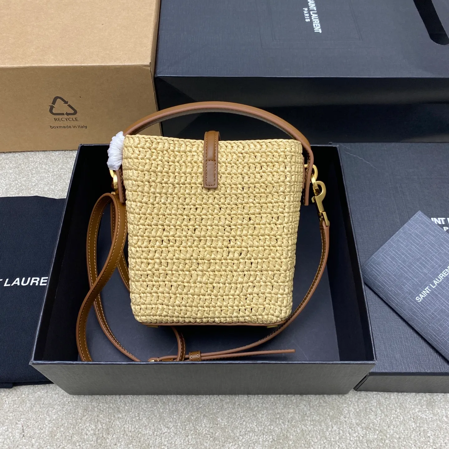p1560 Premium Original Apricot Weave/Ancient Gold 🌈2025 LE37 woven bucket bag, spliced ​​with raffia and vegetable tanned leather, really beautiful😍Hawaiian style, ultimate relaxation! LOGO hardware hook buckle with raffia weaving is enough to decorate the midsummer. It is full of French lazy style. It can be carried by hand or on the shoulder. The upper body is super nice. It will be online in Instagram in minutes ~ a must-have item for summer vacation and travel! Adjustable and detachable shoulder strap for multiple carrying methods, equipped with detachable zipper bag 👑20250650 Model: 765870 [original leather] Size: 15x13x6cm