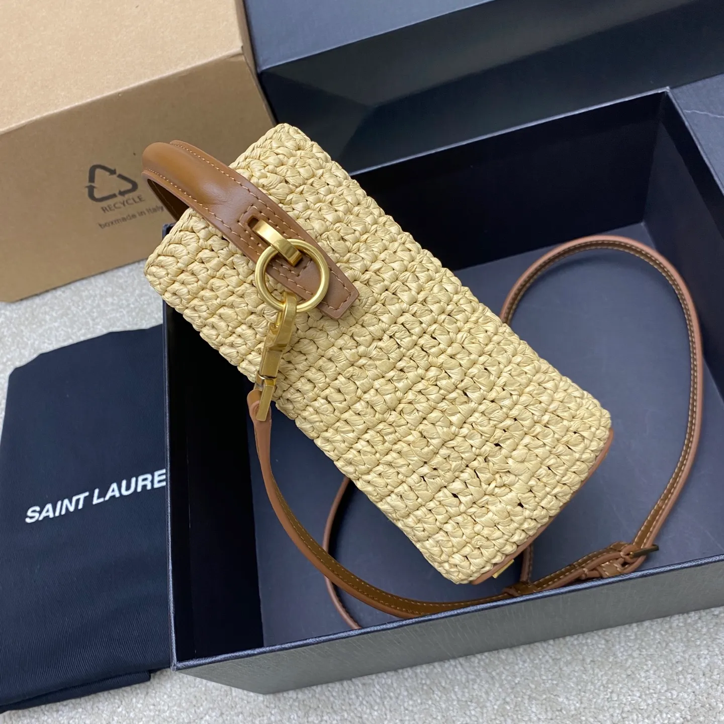p1560 Premium Original Apricot Weave/Ancient Gold 🌈2025 LE37 woven bucket bag, spliced ​​with raffia and vegetable tanned leather, really beautiful😍Hawaiian style, ultimate relaxation! LOGO hardware hook buckle with raffia weaving is enough to decorate the midsummer. It is full of French lazy style. It can be carried by hand or on the shoulder. The upper body is super nice. It will be online in Instagram in minutes ~ a must-have item for summer vacation and travel! Adjustable and detachable shoulder strap for multiple carrying methods, equipped with detachable zipper bag 👑20250650 Model: 765870 [original leather] Size: 15x13x6cm