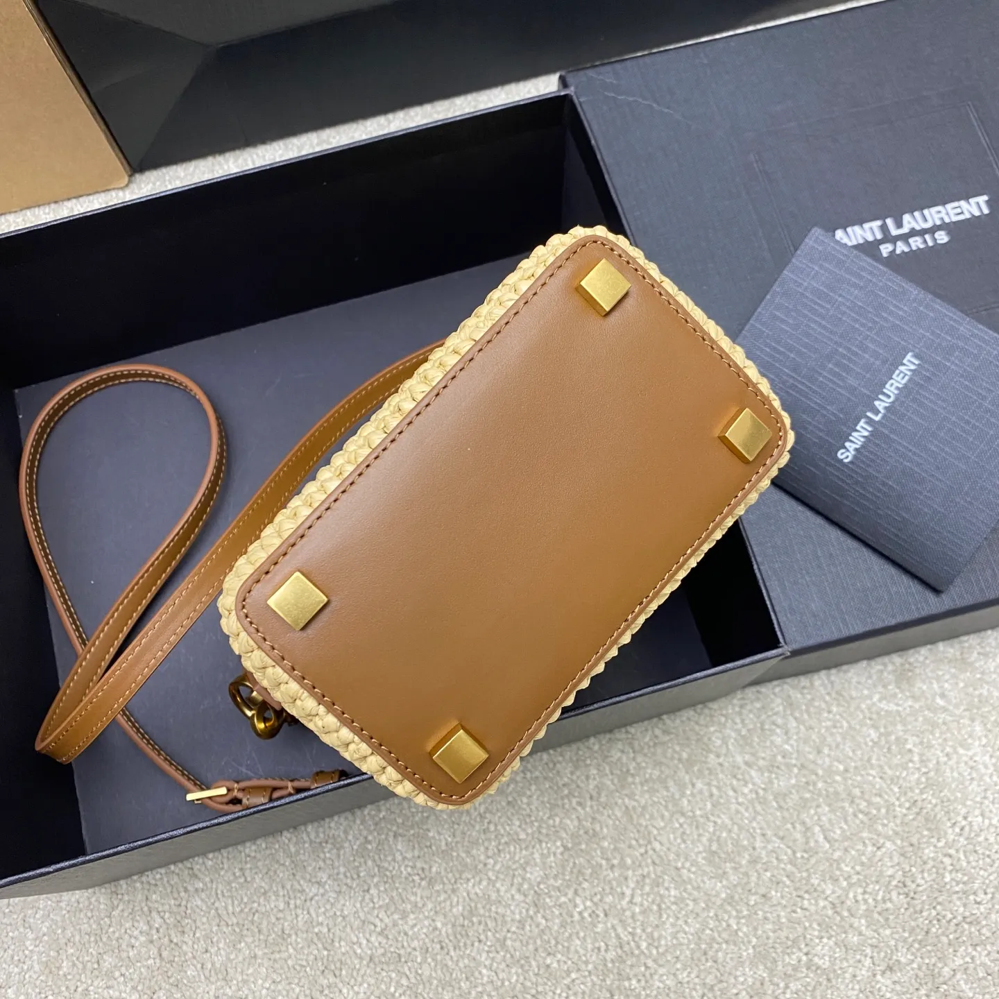 p1560 Premium Original Apricot Weave/Ancient Gold 🌈2025 LE37 woven bucket bag, spliced ​​with raffia and vegetable tanned leather, really beautiful😍Hawaiian style, ultimate relaxation! LOGO hardware hook buckle with raffia weaving is enough to decorate the midsummer. It is full of French lazy style. It can be carried by hand or on the shoulder. The upper body is super nice. It will be online in Instagram in minutes ~ a must-have item for summer vacation and travel! Adjustable and detachable shoulder strap for multiple carrying methods, equipped with detachable zipper bag 👑20250650 Model: 765870 [original leather] Size: 15x13x6cm