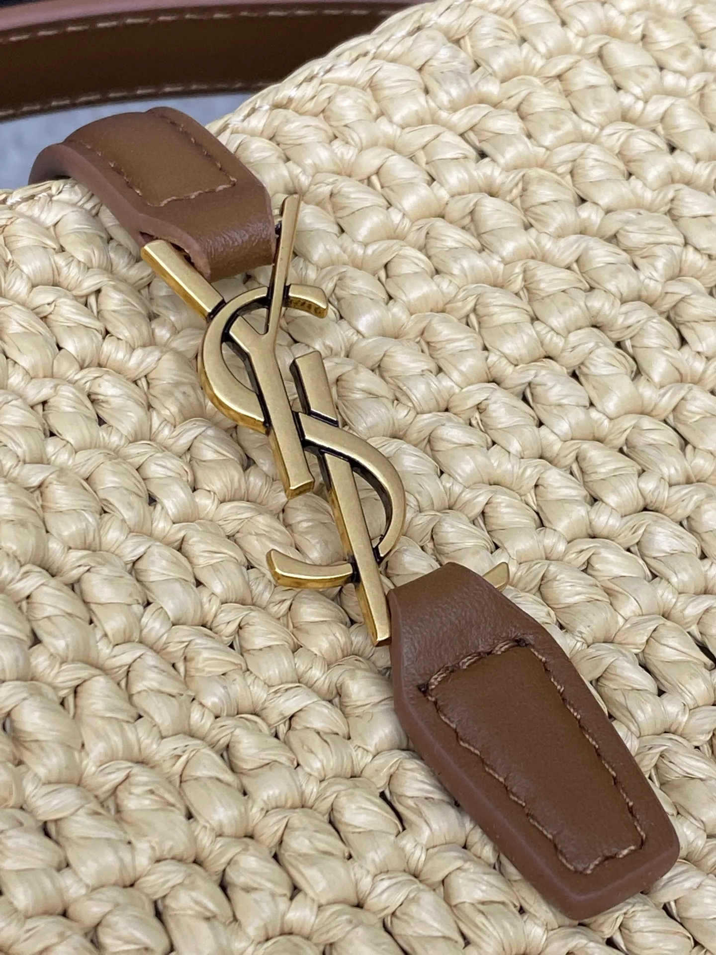 p1560 Premium Original Apricot Weave/Ancient Gold 🌈2025 LE37 woven bucket bag, spliced ​​with raffia and vegetable tanned leather, really beautiful😍Hawaiian style, ultimate relaxation! LOGO hardware hook buckle with raffia weaving is enough to decorate the midsummer. It is full of French lazy style. It can be carried by hand or on the shoulder. The upper body is super nice. It will be online in Instagram in minutes ~ a must-have item for summer vacation and travel! Adjustable and detachable shoulder strap for multiple carrying methods, equipped with detachable zipper bag 👑20250650 Model: 765870 [original leather] Size: 15x13x6cm