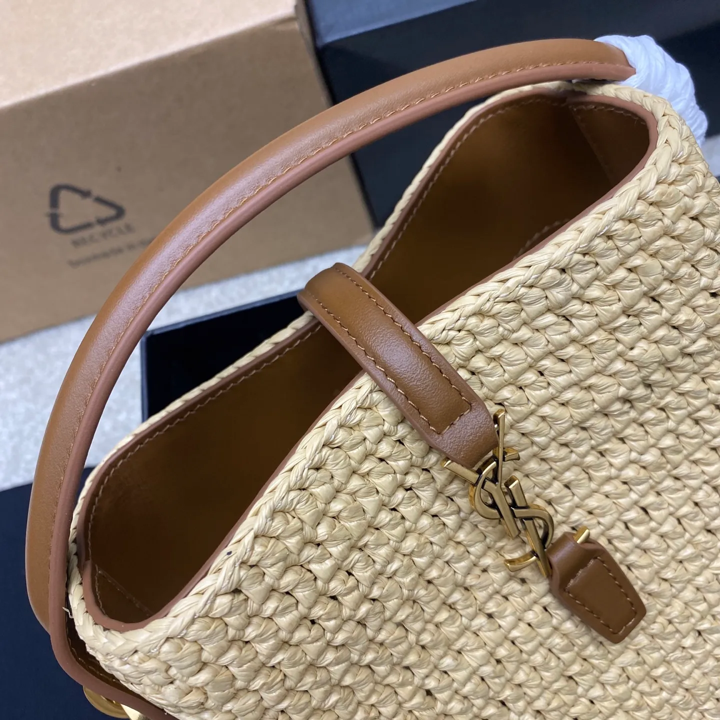 p1560 Premium Original Apricot Weave/Ancient Gold 🌈2025 LE37 woven bucket bag, spliced ​​with raffia and vegetable tanned leather, really beautiful😍Hawaiian style, ultimate relaxation! LOGO hardware hook buckle with raffia weaving is enough to decorate the midsummer. It is full of French lazy style. It can be carried by hand or on the shoulder. The upper body is super nice. It will be online in Instagram in minutes ~ a must-have item for summer vacation and travel! Adjustable and detachable shoulder strap for multiple carrying methods, equipped with detachable zipper bag 👑20250650 Model: 765870 [original leather] Size: 15x13x6cm