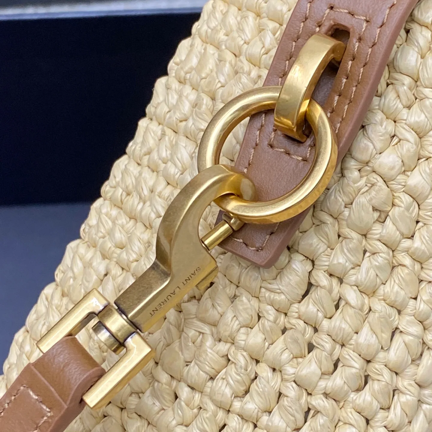 p1560 Premium Original Apricot Weave/Ancient Gold 🌈2025 LE37 woven bucket bag, spliced ​​with raffia and vegetable tanned leather, really beautiful😍Hawaiian style, ultimate relaxation! LOGO hardware hook buckle with raffia weaving is enough to decorate the midsummer. It is full of French lazy style. It can be carried by hand or on the shoulder. The upper body is super nice. It will be online in Instagram in minutes ~ a must-have item for summer vacation and travel! Adjustable and detachable shoulder strap for multiple carrying methods, equipped with detachable zipper bag 👑20250650 Model: 765870 [original leather] Size: 15x13x6cm