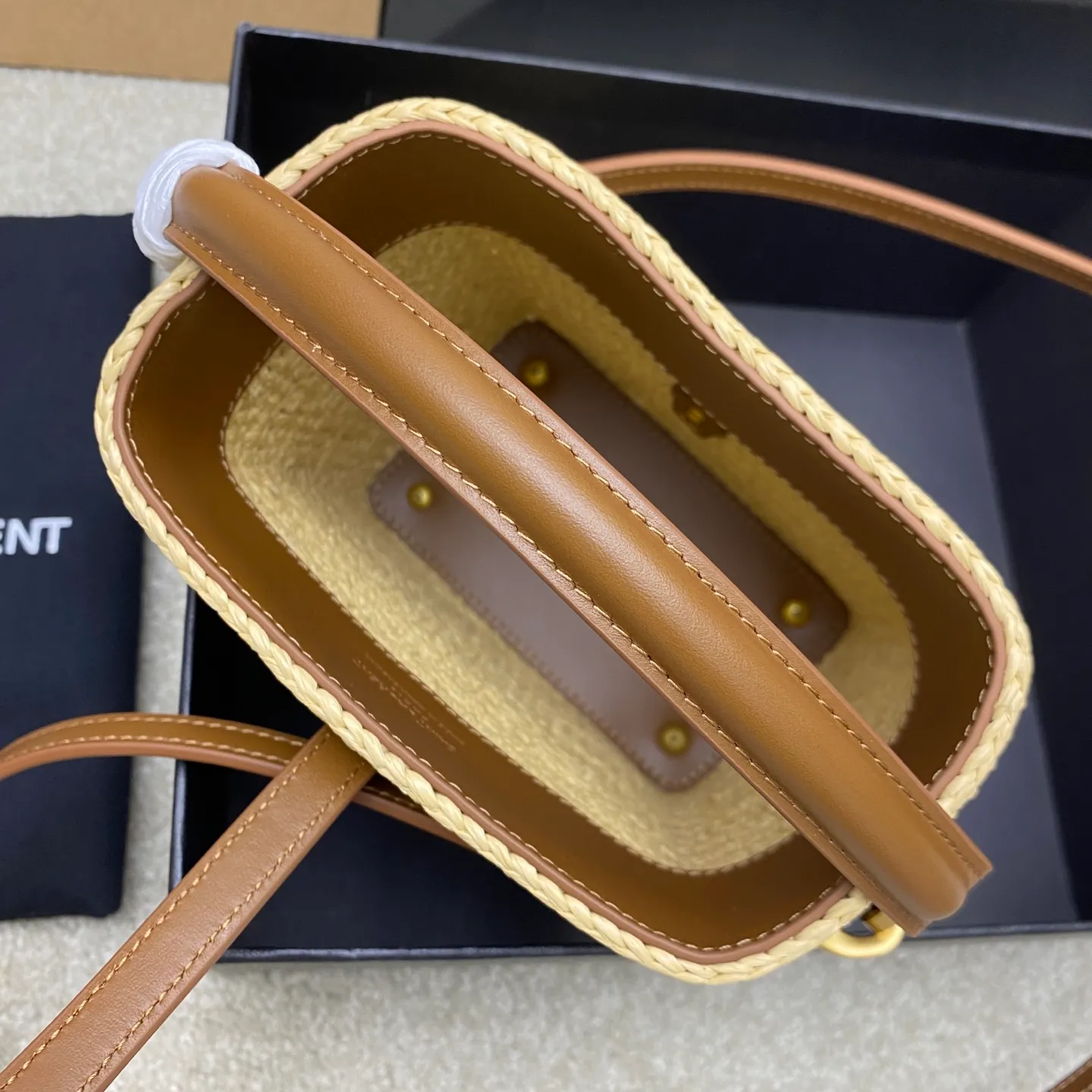 p1560 Premium Original Apricot Weave/Ancient Gold 🌈2025 LE37 woven bucket bag, spliced ​​with raffia and vegetable tanned leather, really beautiful😍Hawaiian style, ultimate relaxation! LOGO hardware hook buckle with raffia weaving is enough to decorate the midsummer. It is full of French lazy style. It can be carried by hand or on the shoulder. The upper body is super nice. It will be online in Instagram in minutes ~ a must-have item for summer vacation and travel! Adjustable and detachable shoulder strap for multiple carrying methods, equipped with detachable zipper bag 👑20250650 Model: 765870 [original leather] Size: 15x13x6cm