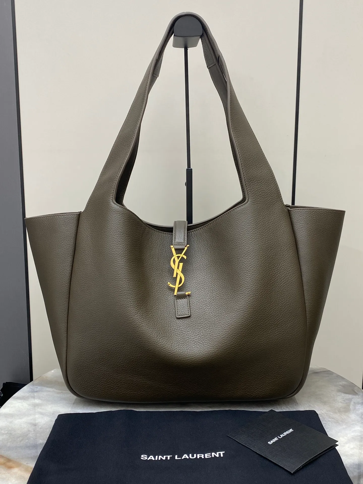 💰1700 Green pebbled pattern/antique gold 🌈Horizontal tote bag version of the new BEA handbag, leather tab closure, decorated with LE CASSANDRE. Roomy and lined in tonal suede, it features a main compartment and an interior zipped pocket. Internal lace-up design, the sides can be folded or unfolded as needed. Soft deerskin bea has an exclusive rare and luxurious texture. The simple appearance is coupled with the softness of the upper body and a lazy style. The sides can also be contracted. There are two forms👑202301280 Model: 763435 [original leather] Size: 50x28x18cm [This size does not come with packaging]