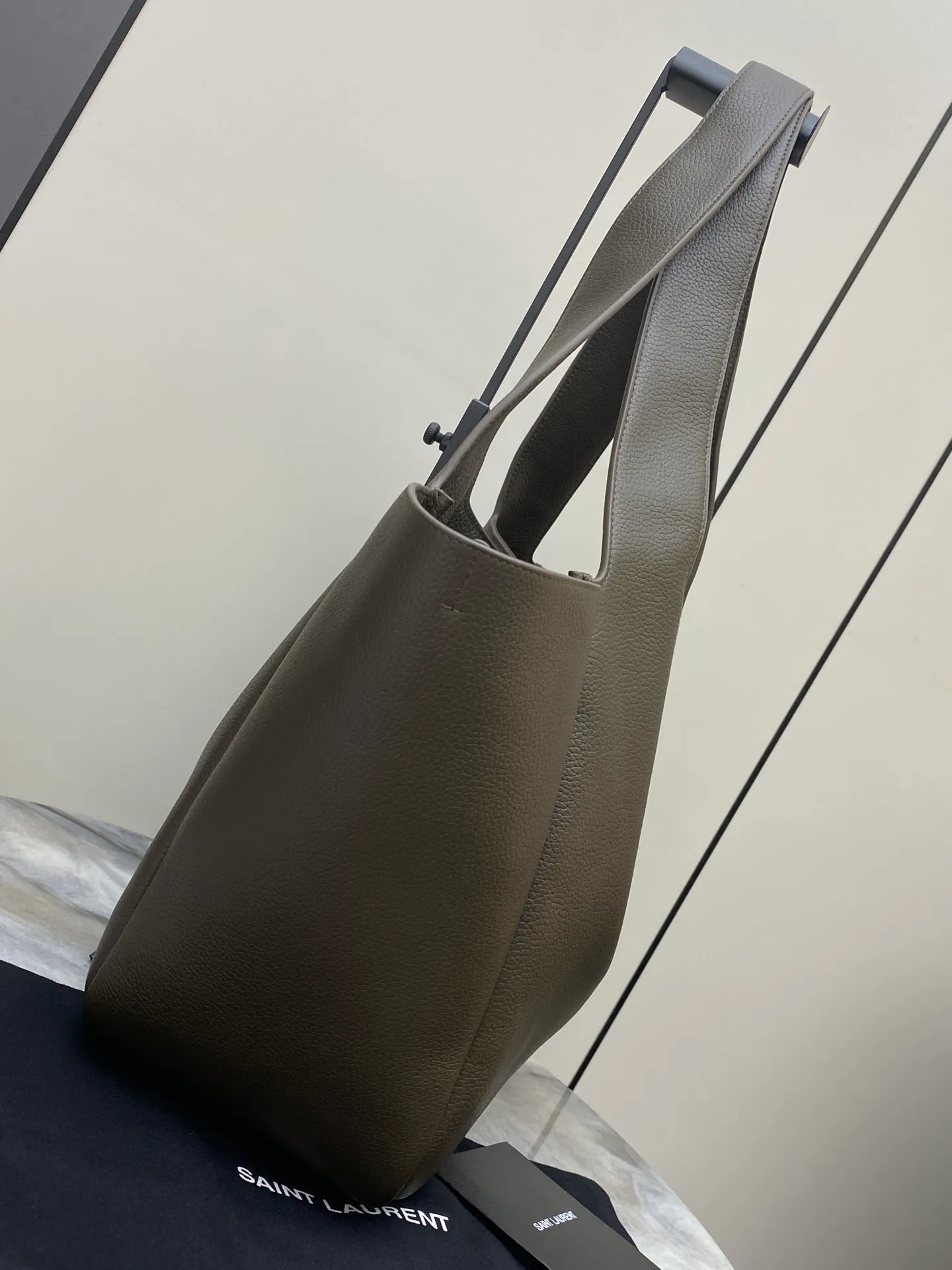 💰1700 Green pebbled pattern/antique gold 🌈Horizontal tote bag version of the new BEA handbag, leather tab closure, decorated with LE CASSANDRE. Roomy and lined in tonal suede, it features a main compartment and an interior zipped pocket. Internal lace-up design, the sides can be folded or unfolded as needed. Soft deerskin bea has an exclusive rare and luxurious texture. The simple appearance is coupled with the softness of the upper body and a lazy style. The sides can also be contracted. There are two forms👑202301280 Model: 763435 [original leather] Size: 50x28x18cm [This size does not come with packaging]
