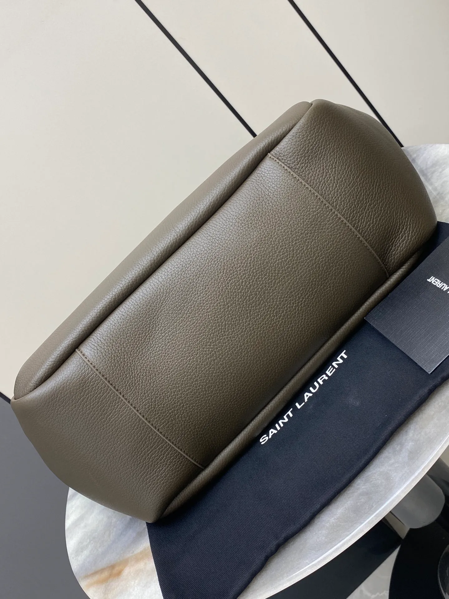 💰1700 Green pebbled pattern/antique gold 🌈Horizontal tote bag version of the new BEA handbag, leather tab closure, decorated with LE CASSANDRE. Roomy and lined in tonal suede, it features a main compartment and an interior zipped pocket. Internal lace-up design, the sides can be folded or unfolded as needed. Soft deerskin bea has an exclusive rare and luxurious texture. The simple appearance is coupled with the softness of the upper body and a lazy style. The sides can also be contracted. There are two forms👑202301280 Model: 763435 [original leather] Size: 50x28x18cm [This size does not come with packaging]
