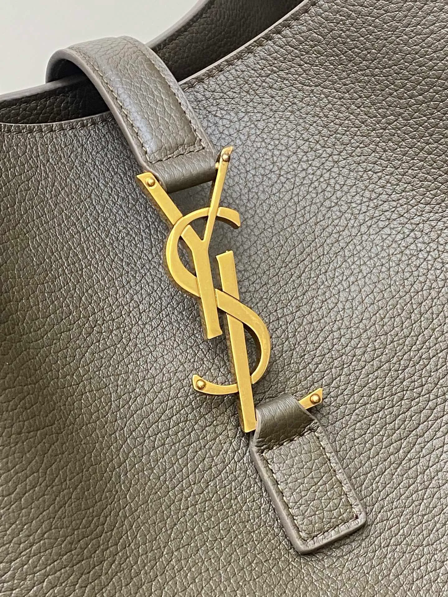 💰1700 Green pebbled pattern/antique gold 🌈Horizontal tote bag version of the new BEA handbag, leather tab closure, decorated with LE CASSANDRE. Roomy and lined in tonal suede, it features a main compartment and an interior zipped pocket. Internal lace-up design, the sides can be folded or unfolded as needed. Soft deerskin bea has an exclusive rare and luxurious texture. The simple appearance is coupled with the softness of the upper body and a lazy style. The sides can also be contracted. There are two forms👑202301280 Model: 763435 [original leather] Size: 50x28x18cm [This size does not come with packaging]