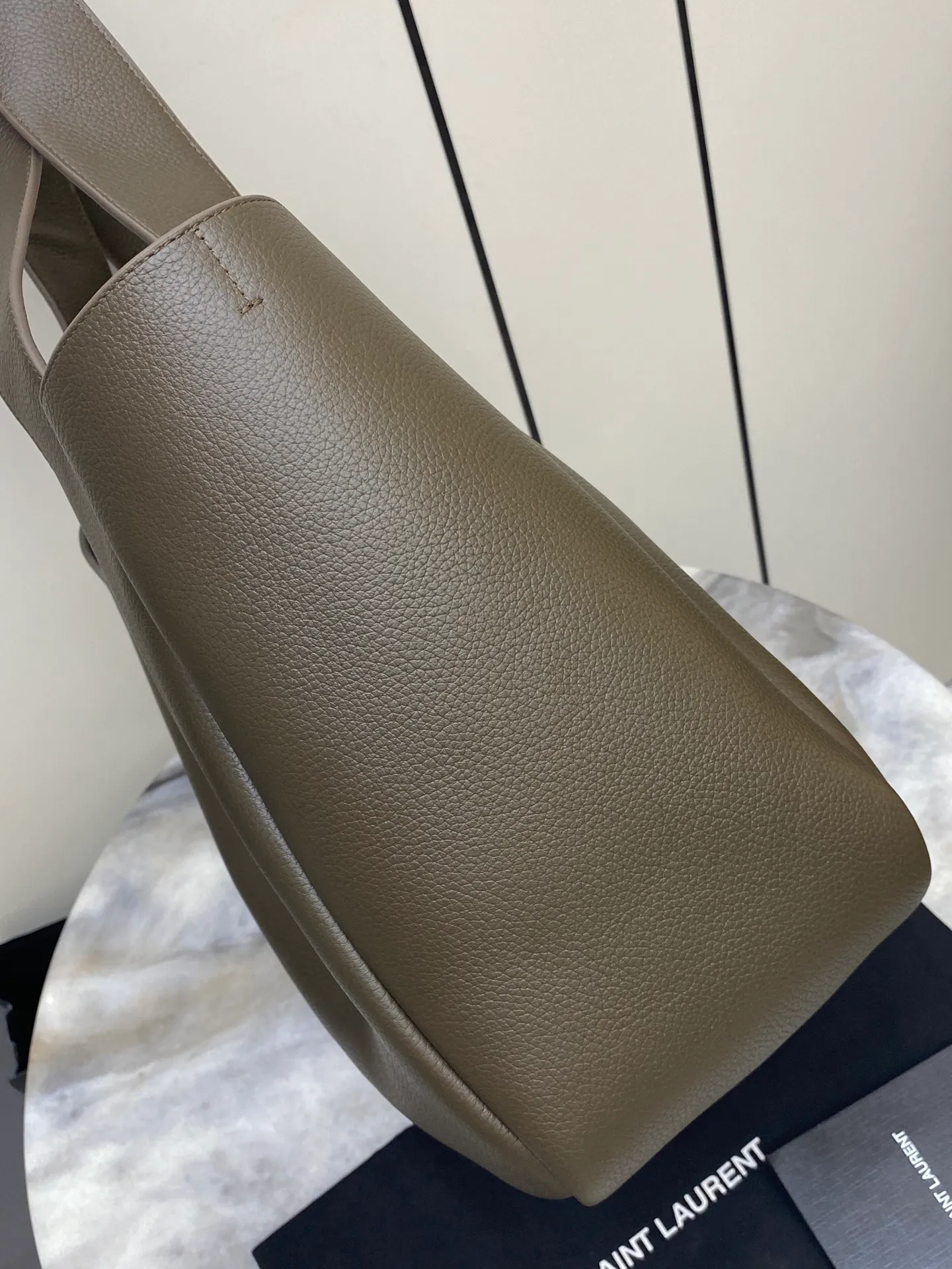💰1700 Green pebbled pattern/antique gold 🌈Horizontal tote bag version of the new BEA handbag, leather tab closure, decorated with LE CASSANDRE. Roomy and lined in tonal suede, it features a main compartment and an interior zipped pocket. Internal lace-up design, the sides can be folded or unfolded as needed. Soft deerskin bea has an exclusive rare and luxurious texture. The simple appearance is coupled with the softness of the upper body and a lazy style. The sides can also be contracted. There are two forms👑202301280 Model: 763435 [original leather] Size: 50x28x18cm [This size does not come with packaging]