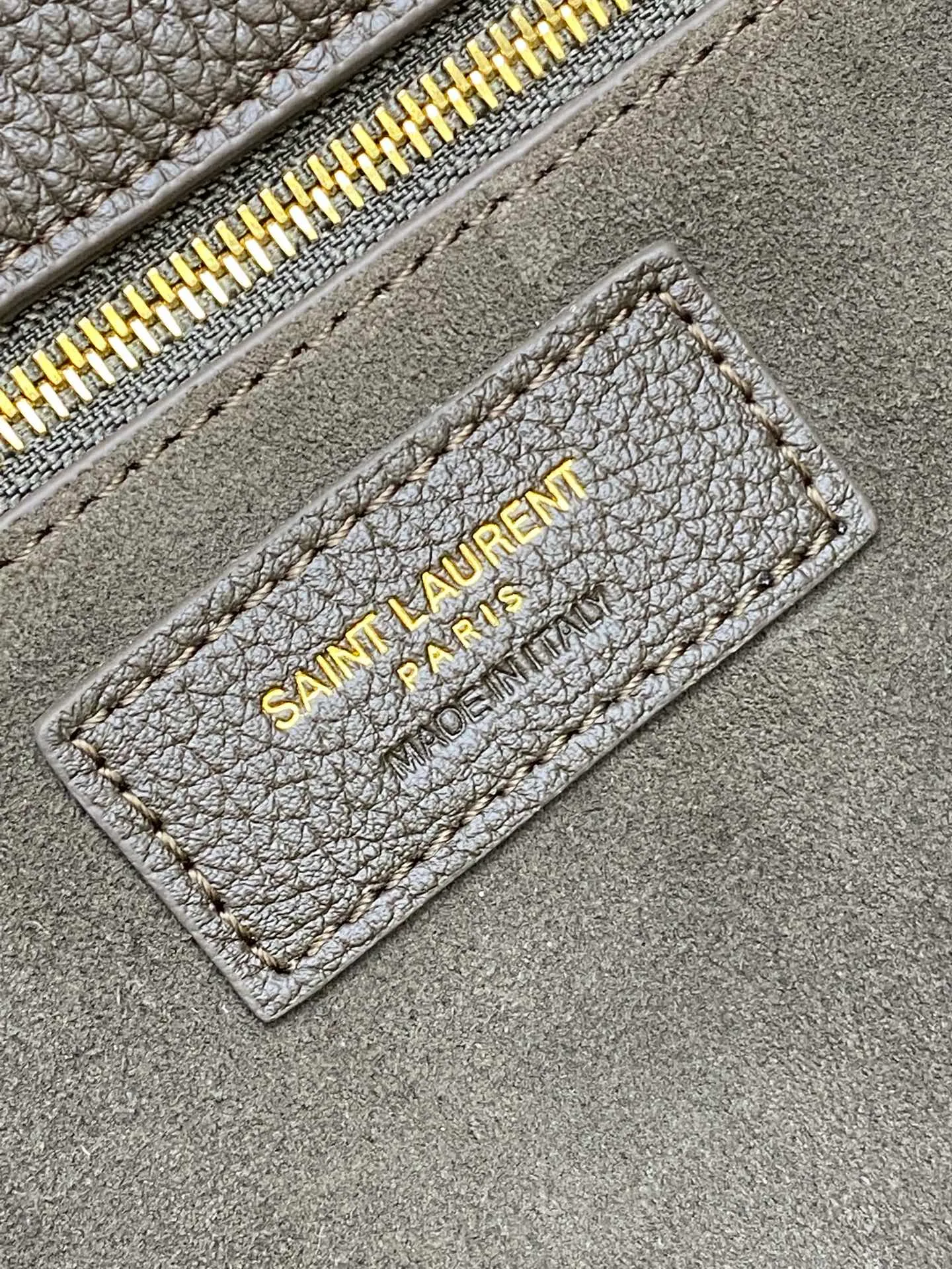 💰1700 Green pebbled pattern/antique gold 🌈Horizontal tote bag version of the new BEA handbag, leather tab closure, decorated with LE CASSANDRE. Roomy and lined in tonal suede, it features a main compartment and an interior zipped pocket. Internal lace-up design, the sides can be folded or unfolded as needed. Soft deerskin bea has an exclusive rare and luxurious texture. The simple appearance is coupled with the softness of the upper body and a lazy style. The sides can also be contracted. There are two forms👑202301280 Model: 763435 [original leather] Size: 50x28x18cm [This size does not come with packaging]