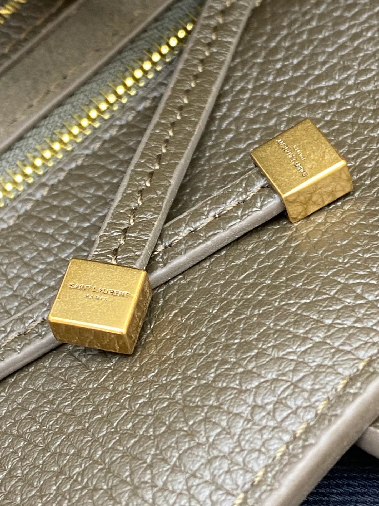 💰1700 Green pebbled pattern/antique gold 🌈Horizontal tote bag version of the new BEA handbag, leather tab closure, decorated with LE CASSANDRE. Roomy and lined in tonal suede, it features a main compartment and an interior zipped pocket. Internal lace-up design, the sides can be folded or unfolded as needed. Soft deerskin bea has an exclusive rare and luxurious texture. The simple appearance is coupled with the softness of the upper body and a lazy style. The sides can also be contracted. There are two forms👑202301280 Model: 763435 [original leather] Size: 50x28x18cm [This size does not come with packaging]
