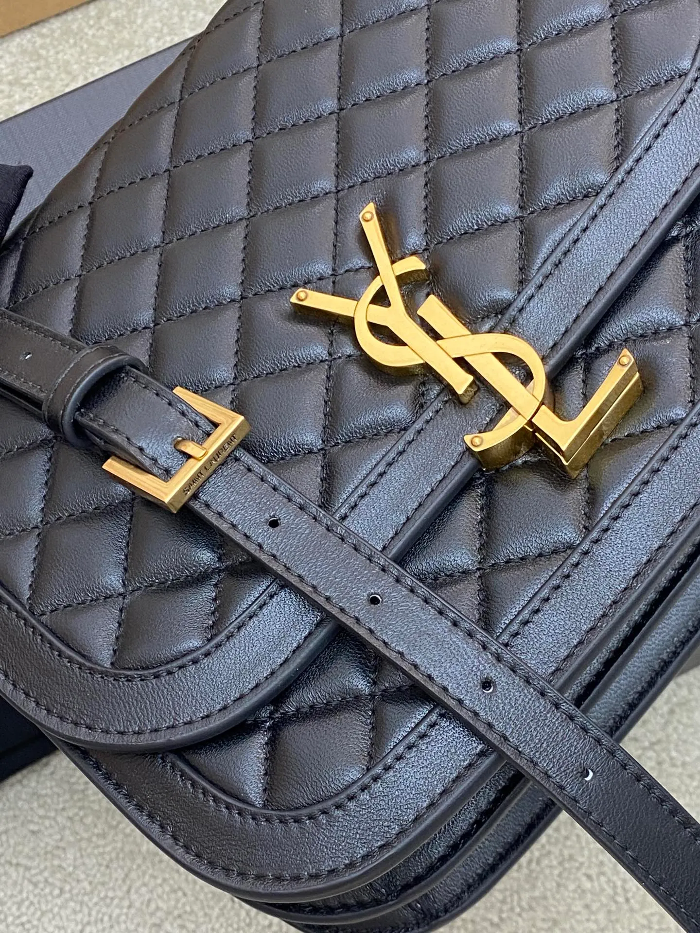 💰1660 Black Sheepskin/Gold 🌈SOLFERINO Quilted Bag A must-have item, it has conquered the entire fashion circle before it was launched. It is nostalgic for the Left Bank and is named after the street name Rue De Solferino on the Left Bank in Paris! The bag is made of imported sheepskin, which has a very good feel and flexibility. The interior is designed with a three-layer accordion partition, which can easily accommodate daily items. The newly designed "L" letter opens the buckle in half up and down, completely subverting your understanding of bag buckles. People can't help but marvel. It turns out that the bag can be opened like this. It's so interesting! 20230830 Model: 733704 [original leather] Size: 22x18x5cm